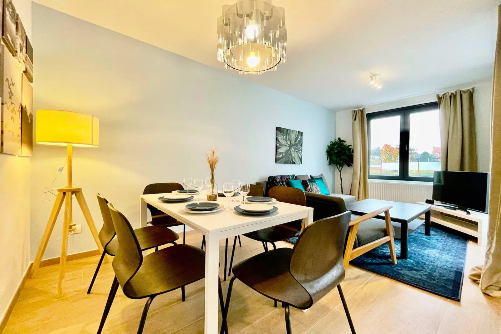 Luxury 2BR 1BA Near Fashion District by OneLuxStay - Eetkamer