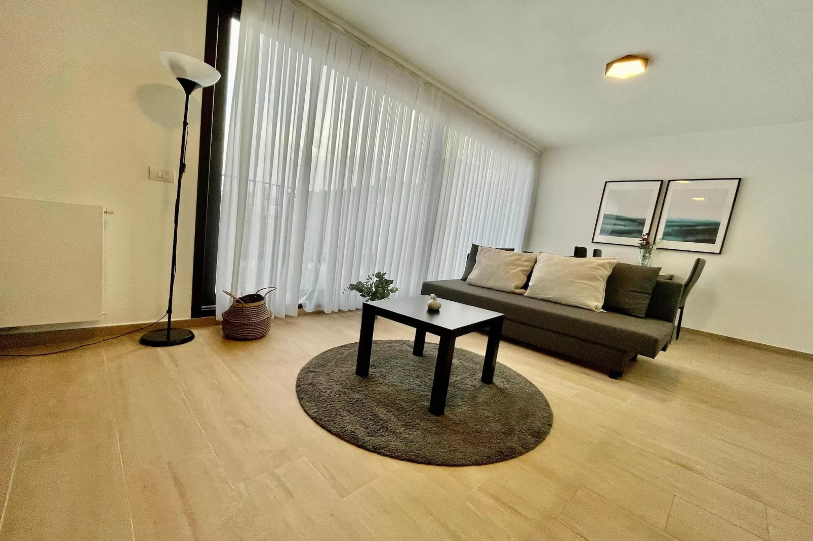 Modern 1BR Near Diamond District by OneLuxStay - Woonkamer