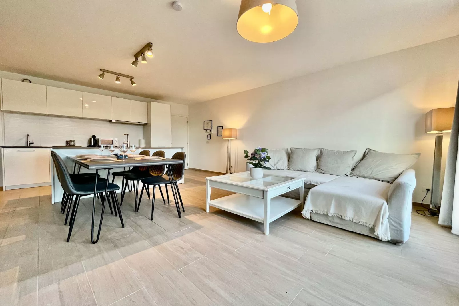Modern 2BR 1/5 BA Near Diamond District by OneLuxStay - Woonkamer