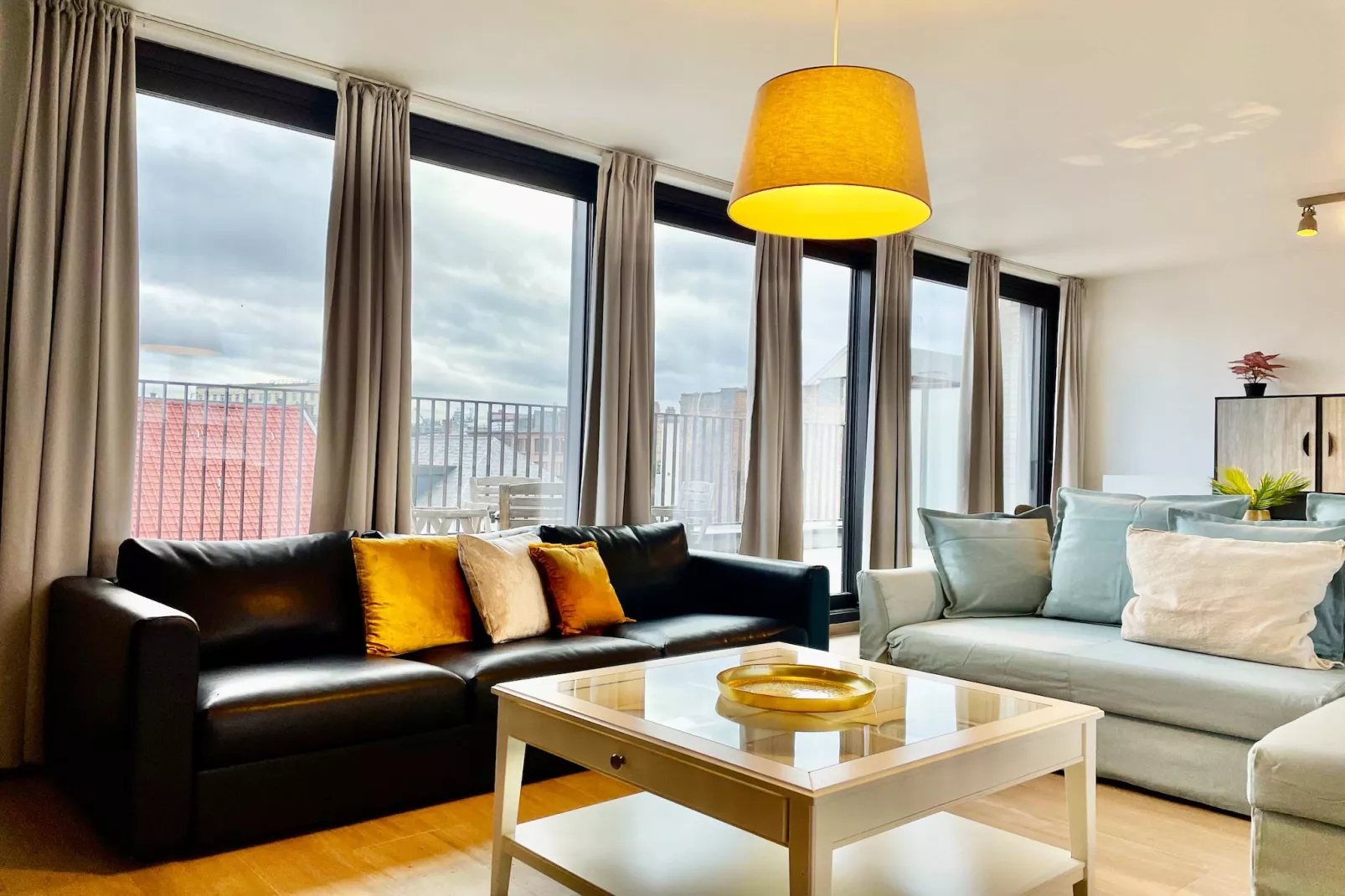 Modern 2BR Penthouse Near Diamond District by OneLuxStay - Woonkamer