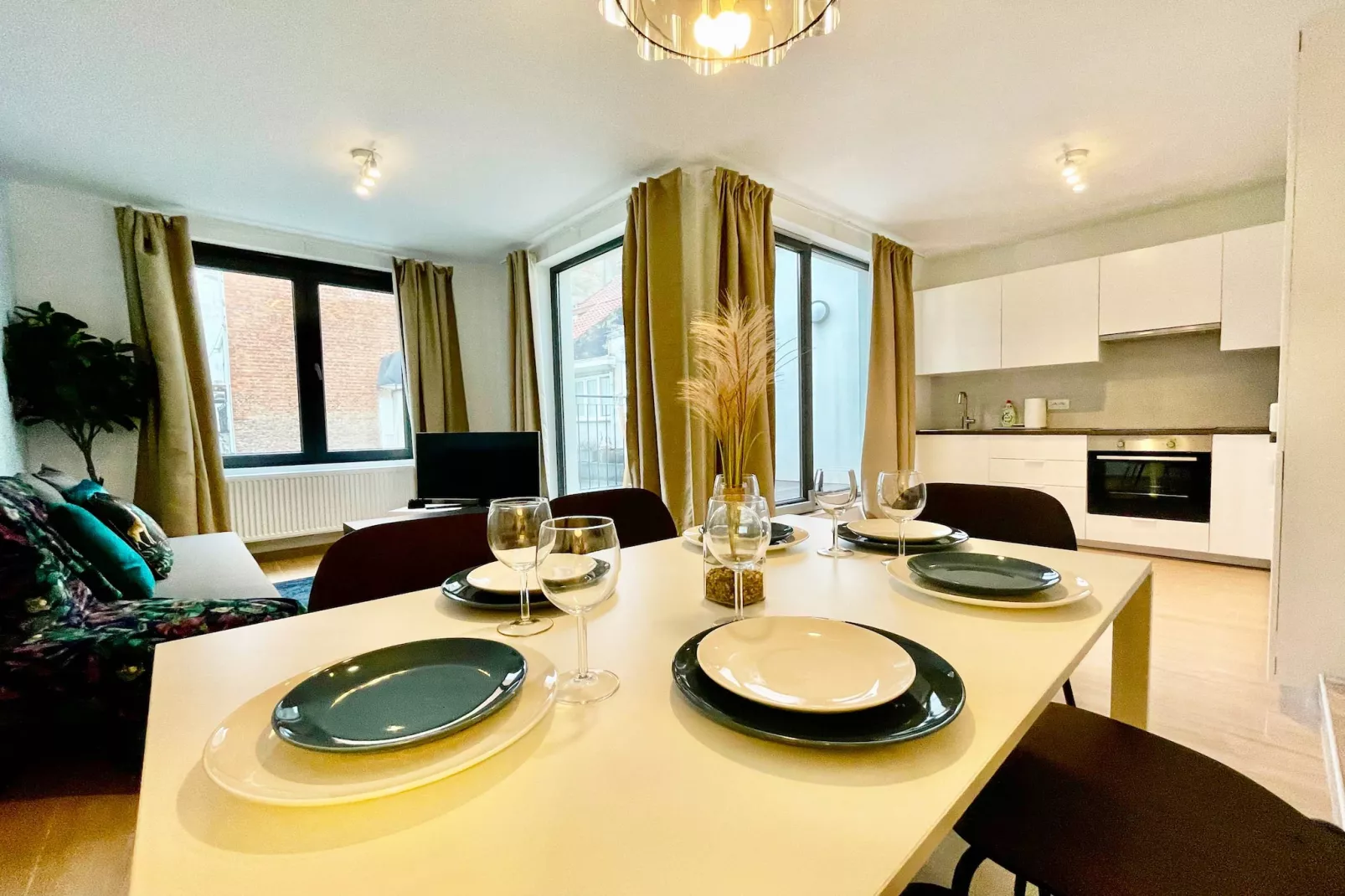 Luxury 2BR 1BA Near Fashion District by OneLuxStay - Eetkamer