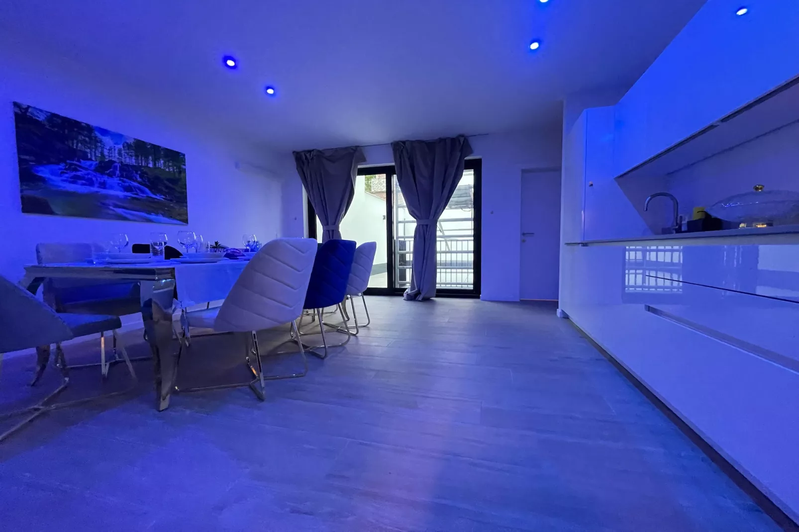 One Lux Stay Near Antwerp Central Grande Deluxe 3 bedroom suite - Eetkamer