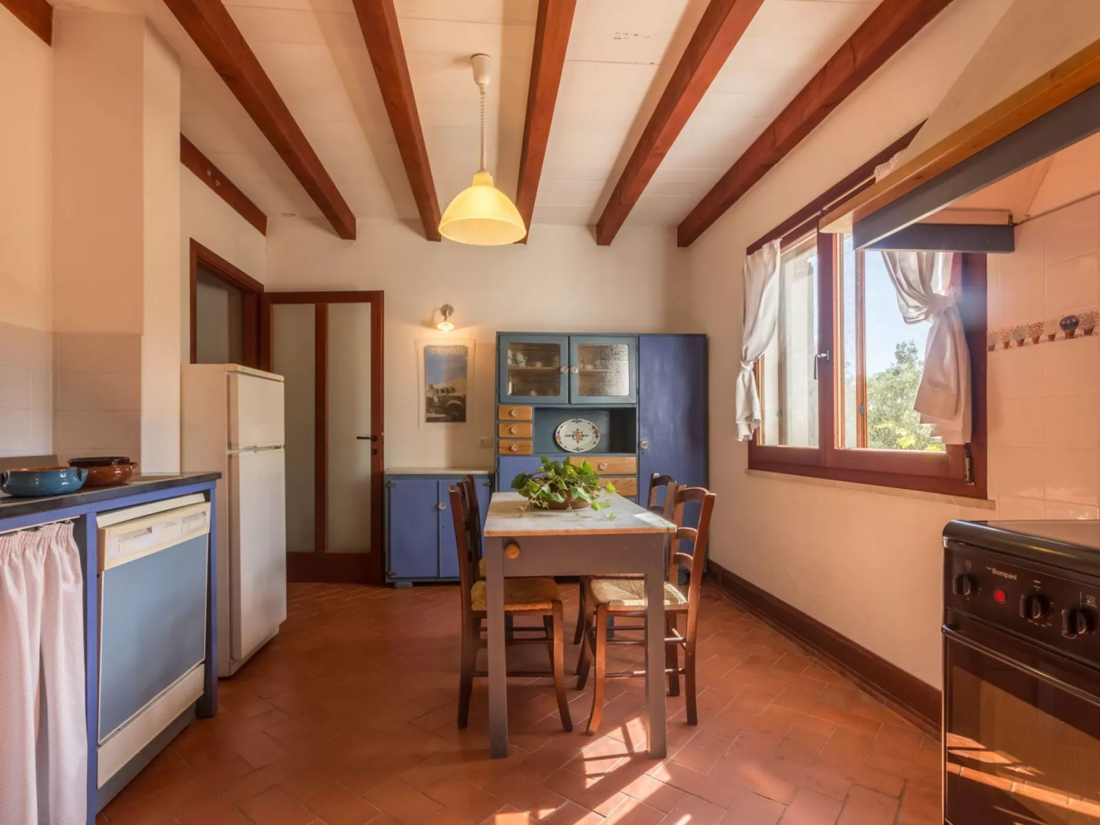 Tenuta "Carrubo" mit Wandkasten - Image-tags.info