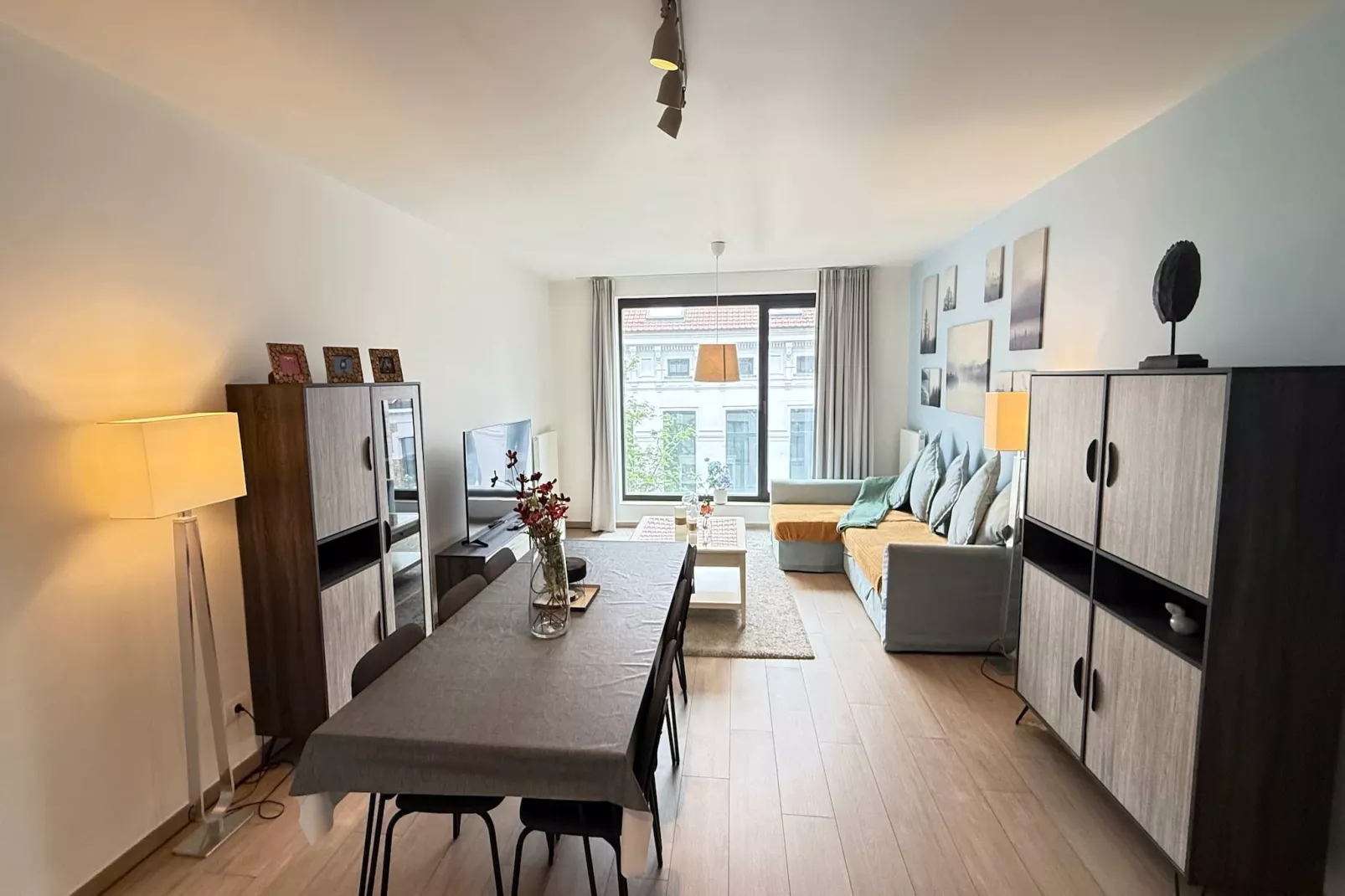 Spacious 3BR 25 BA Near Diamond District by OneLuxStay - Eetkamer