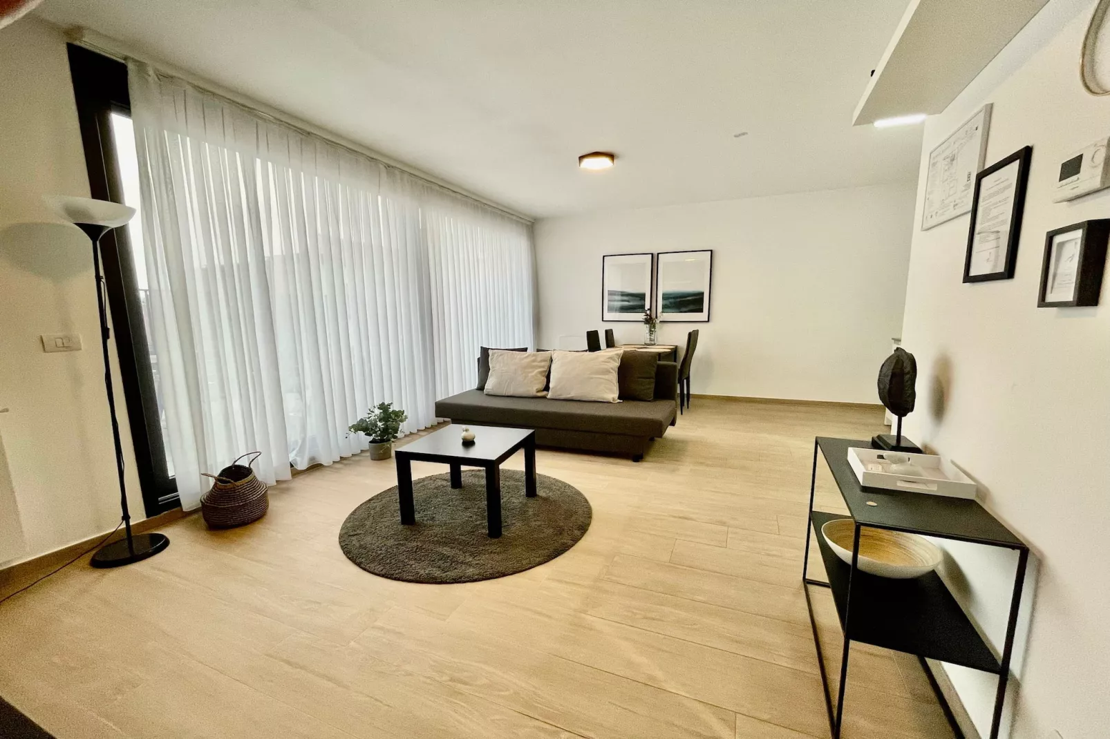 Modern 1BR Near Diamond District by OneLuxStay - Woonkamer