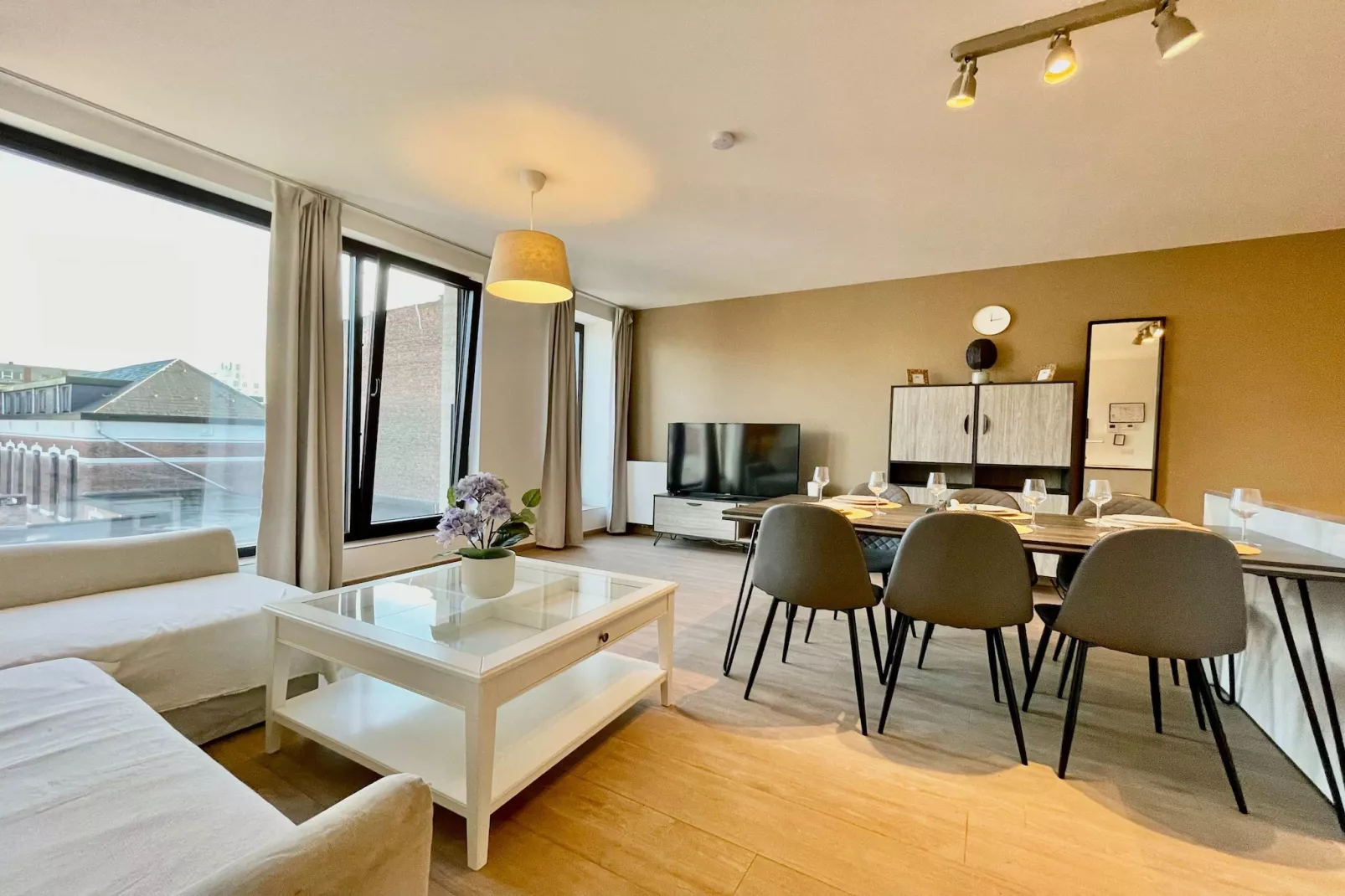 Modern 2BR 1/5 BA Near Diamond District by OneLuxStay - Eetkamer