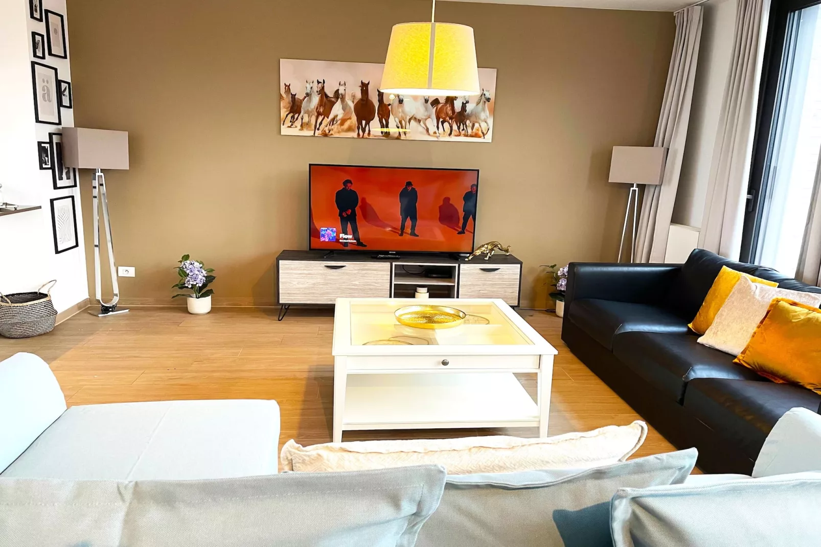 Modern 2BR Penthouse Near Diamond District by OneLuxStay - Woonkamer