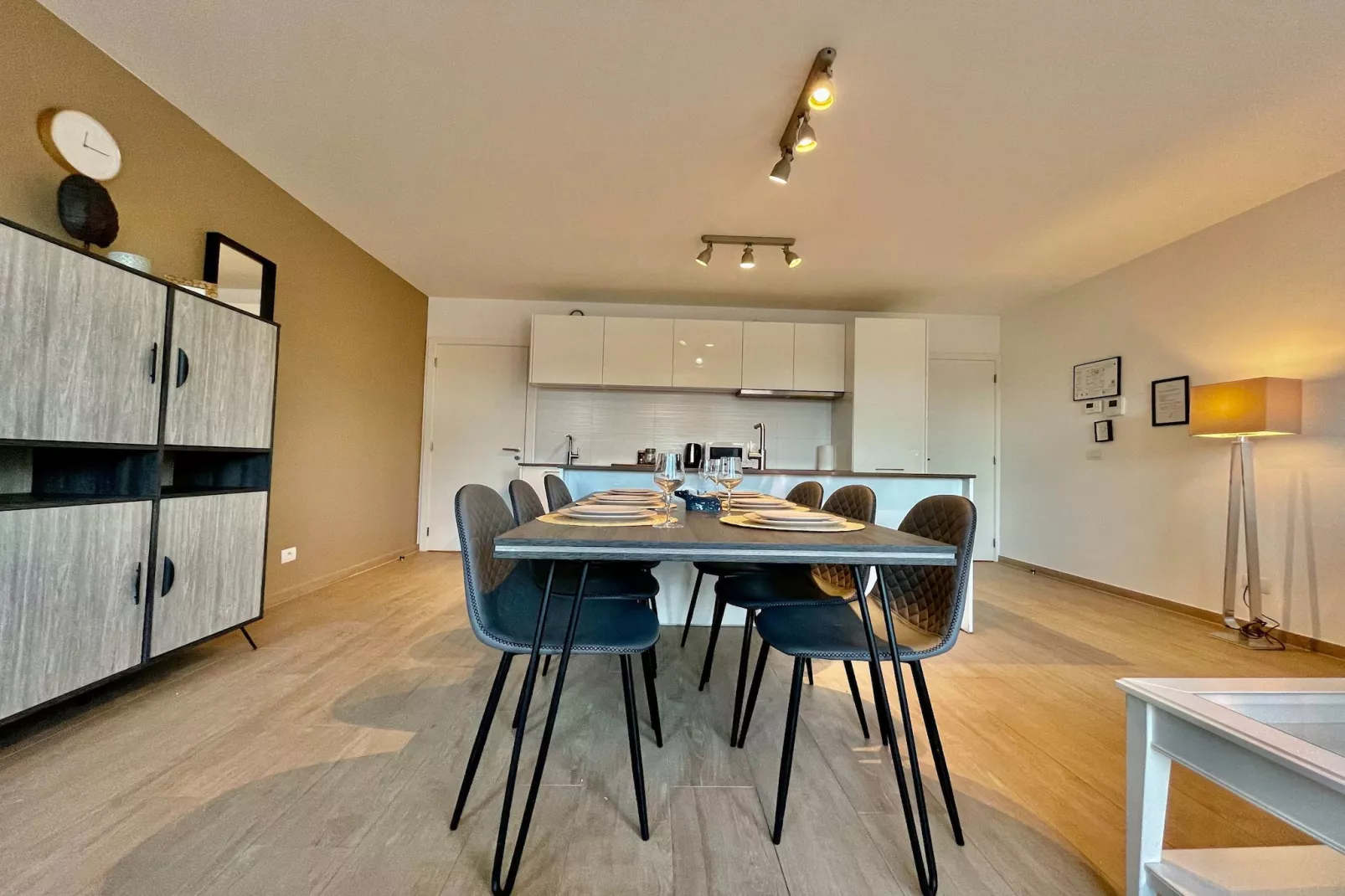 Modern 2BR 1/5 BA Near Diamond District by OneLuxStay - Eetkamer