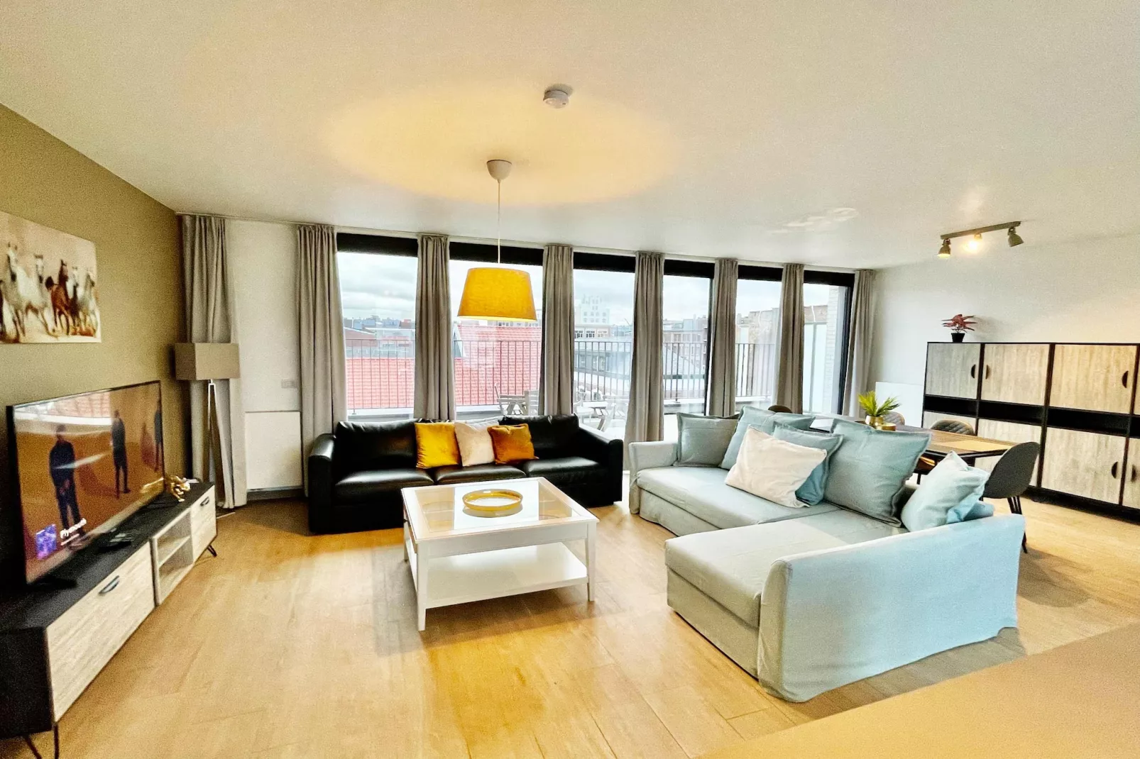 Modern 2BR Penthouse Near Diamond District by OneLuxStay - Woonkamer