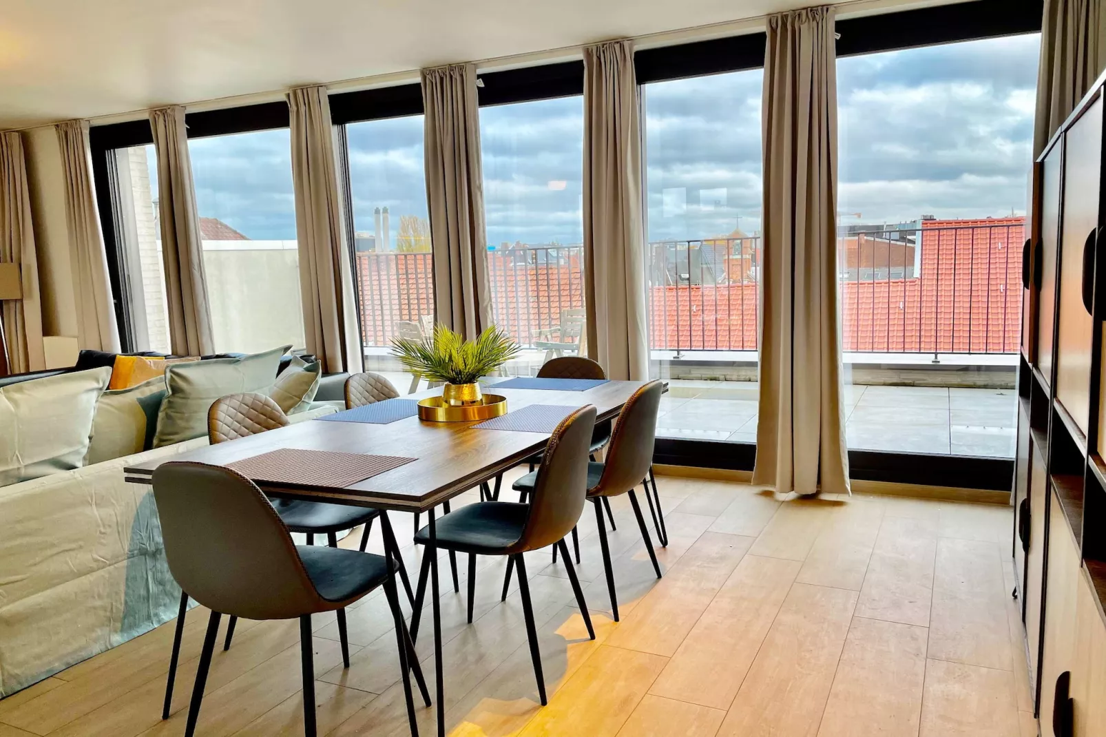 Modern 2BR Penthouse Near Diamond District by OneLuxStay - Eetkamer