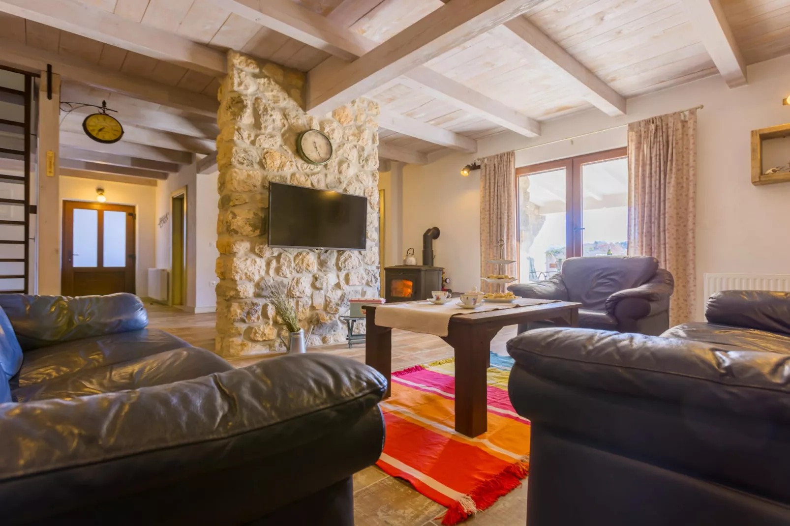 Rustic Villa Fragola with heated pool - Woonkamer