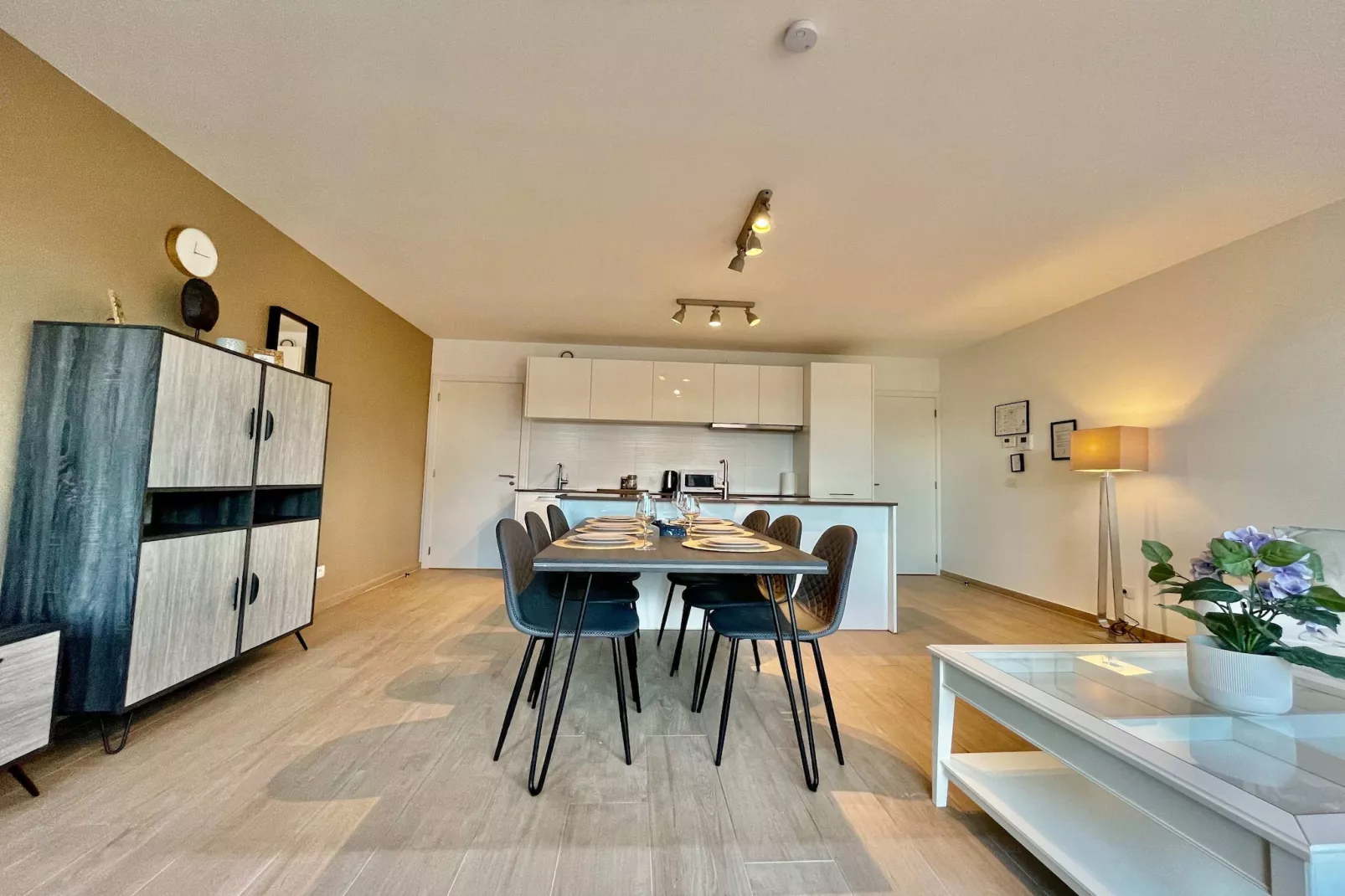 Modern 2BR 1/5 BA Near Diamond District by OneLuxStay - Eetkamer
