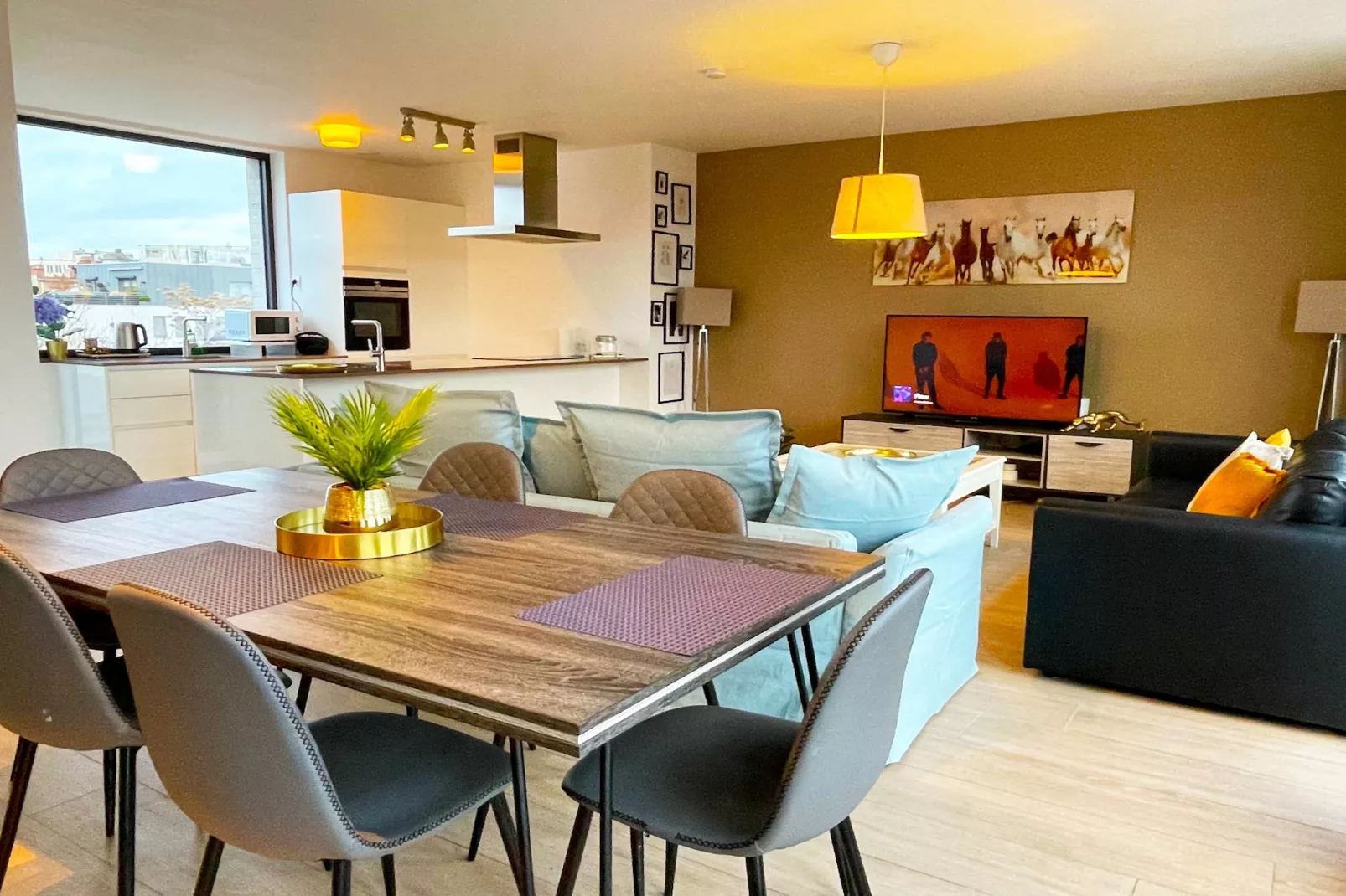 Modern 2BR Penthouse Near Diamond District by OneLuxStay - Eetkamer