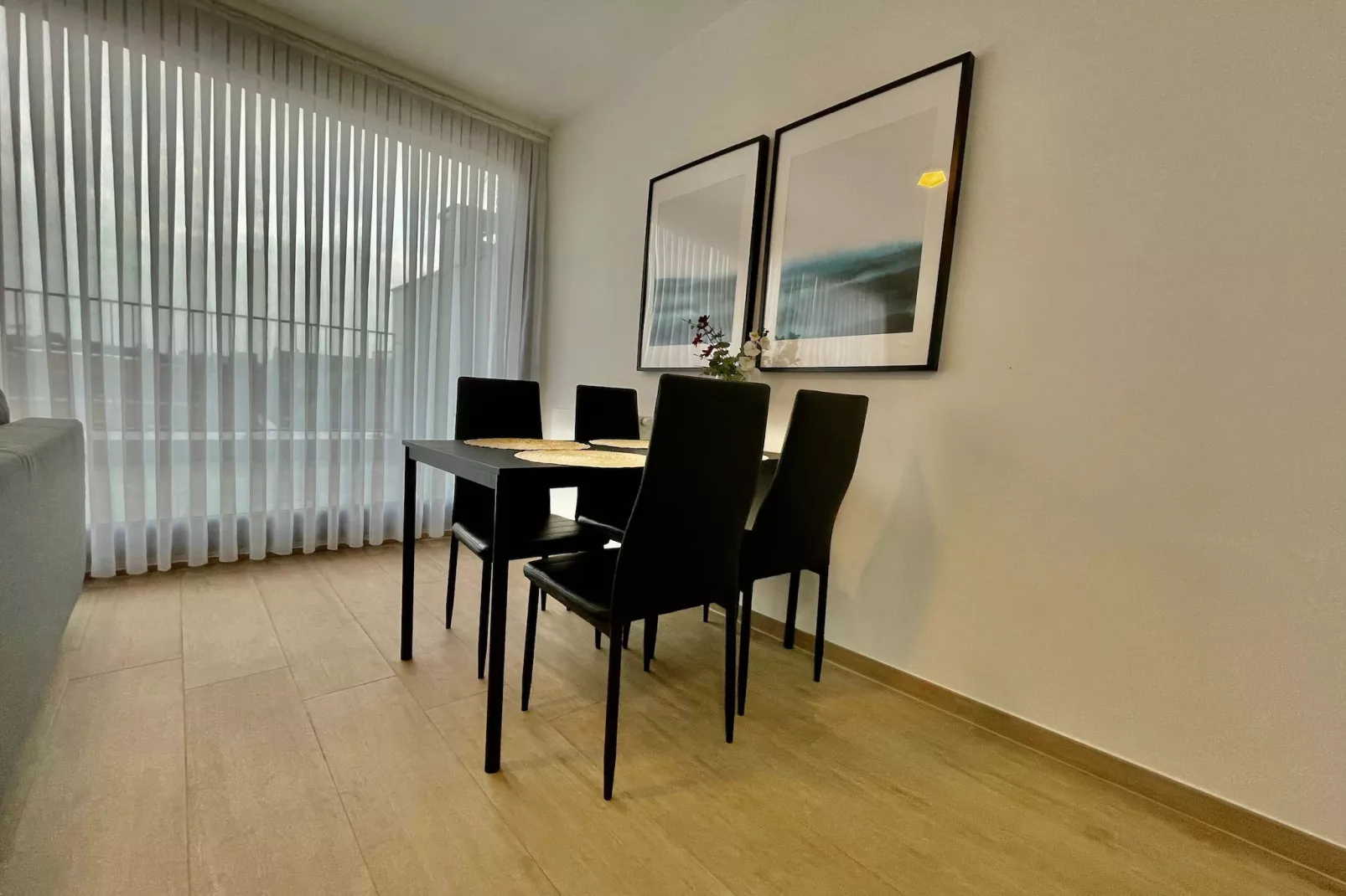 Modern 1BR Near Diamond District by OneLuxStay - Eetkamer