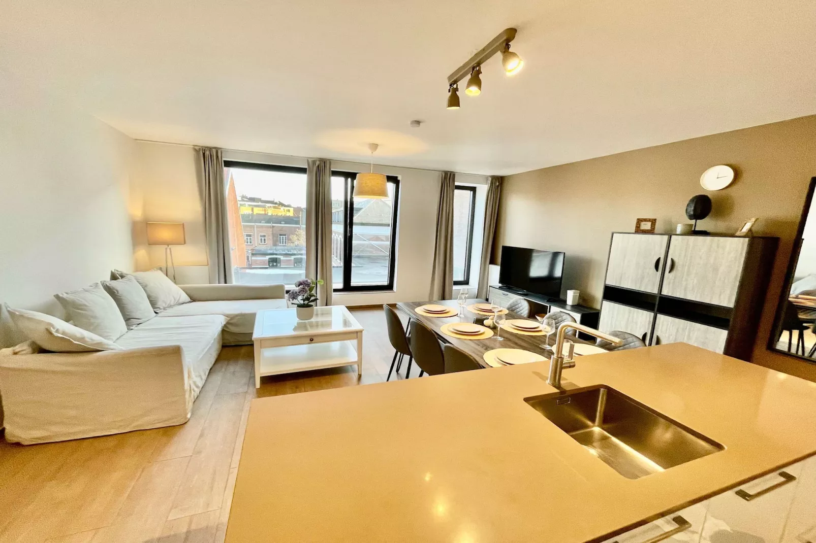Modern 2BR 1/5 BA Near Diamond District by OneLuxStay - Keuken