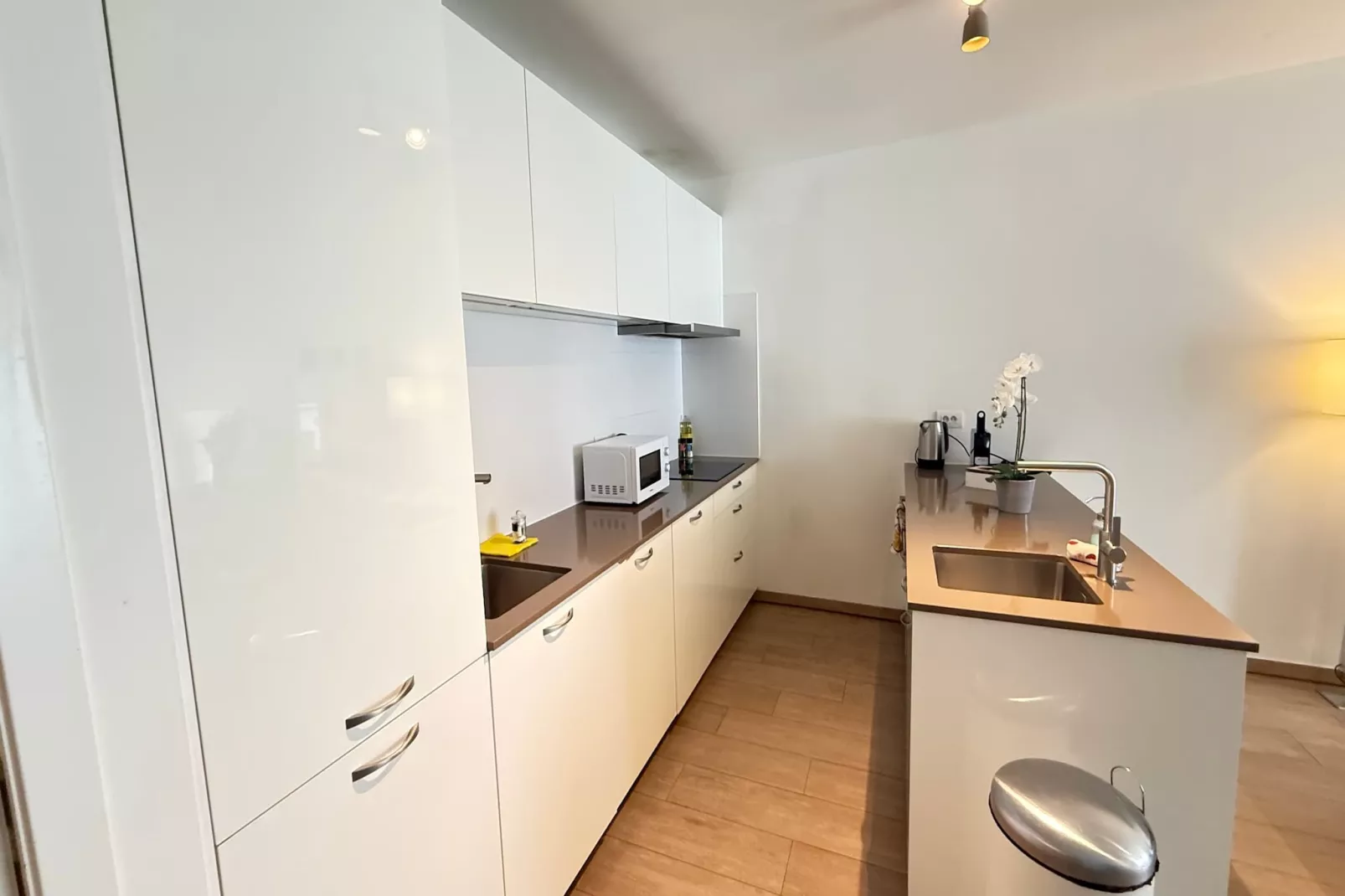 Spacious 3BR 25 BA Near Diamond District by OneLuxStay - Keuken