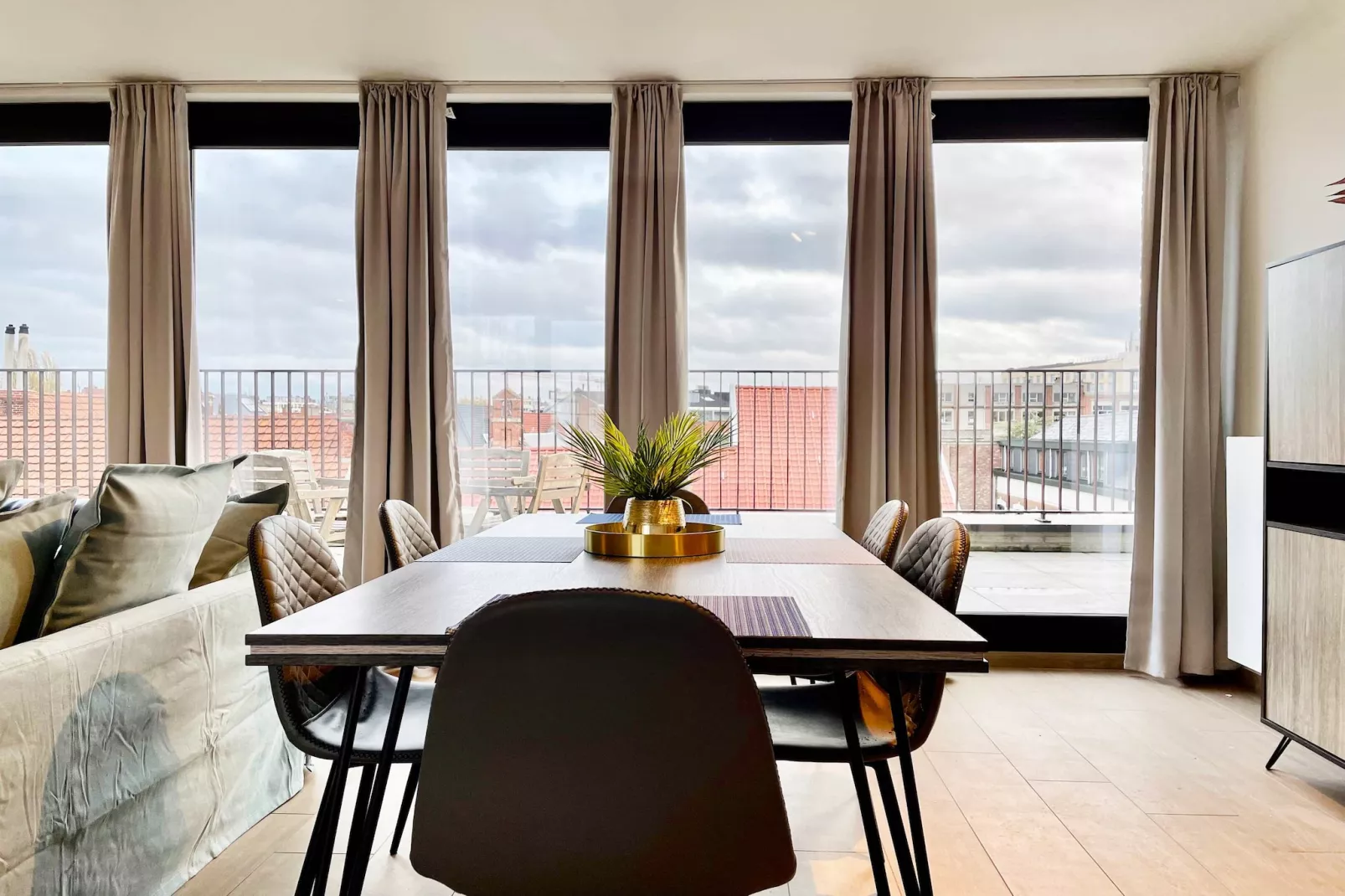 Modern 2BR Penthouse Near Diamond District by OneLuxStay - Eetkamer