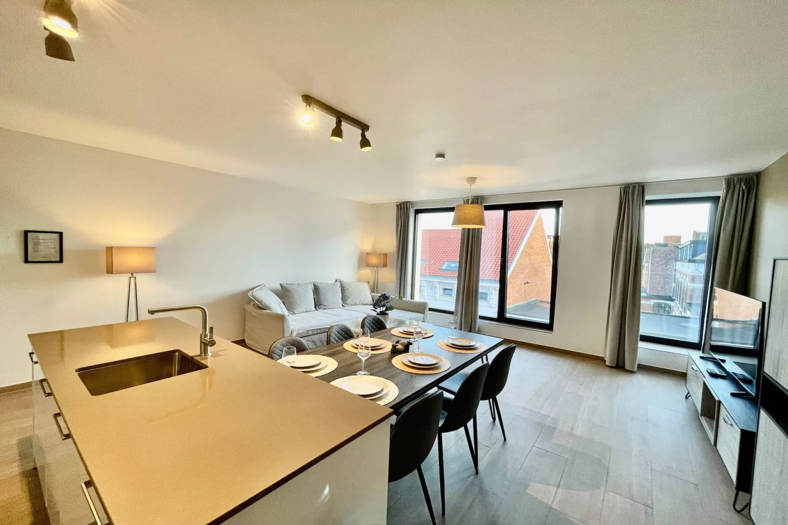 Modern 2BR 1/5 BA Near Diamond District by OneLuxStay - Keuken