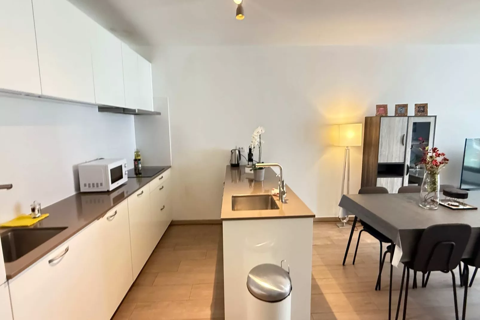 Spacious 3BR 25 BA Near Diamond District by OneLuxStay - Keuken