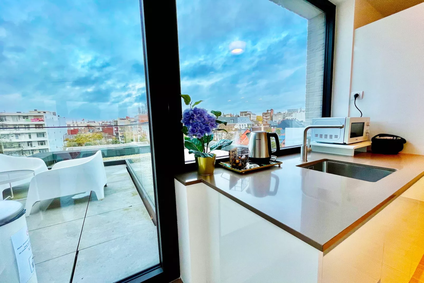 Modern 2BR Penthouse Near Diamond District by OneLuxStay - Keuken
