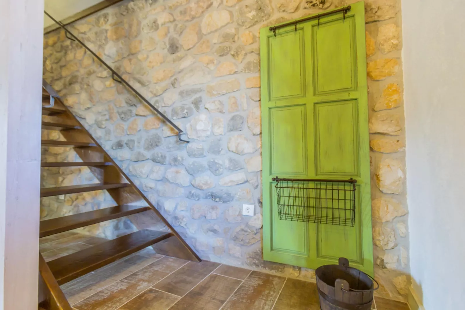 Rustic Villa Fragola with heated pool - Overloop