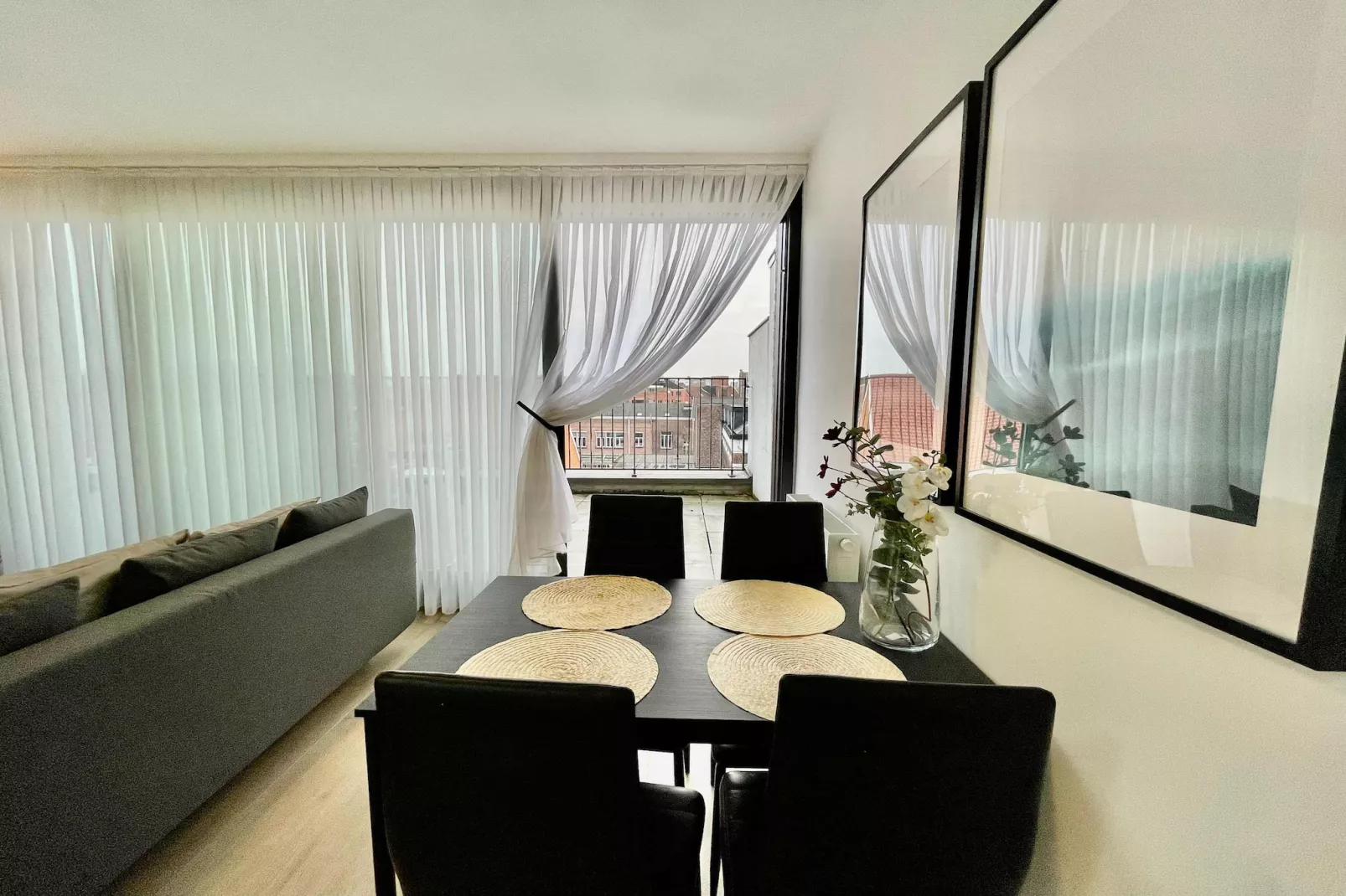 Modern 1BR Near Diamond District by OneLuxStay - Eetkamer