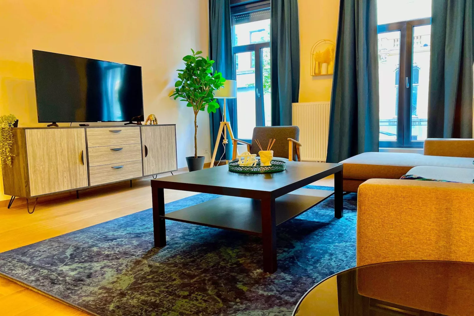 Luxury 2BR 2BA Near Fashion District by OneLuxStay - Woonkamer