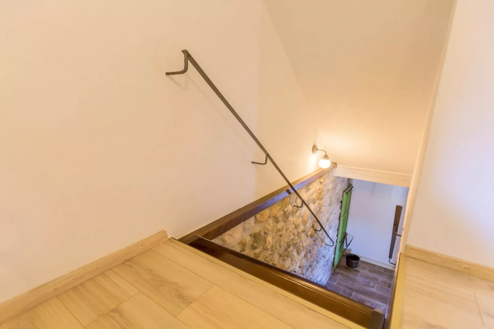 Rustic Villa Fragola with heated pool - Overloop