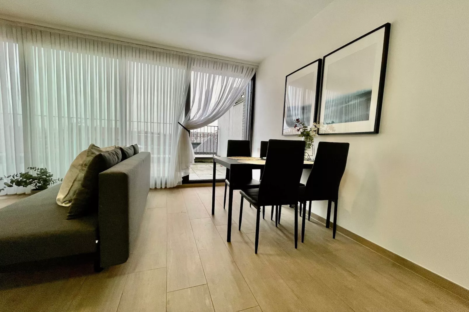 Modern 1BR Near Diamond District by OneLuxStay - Eetkamer