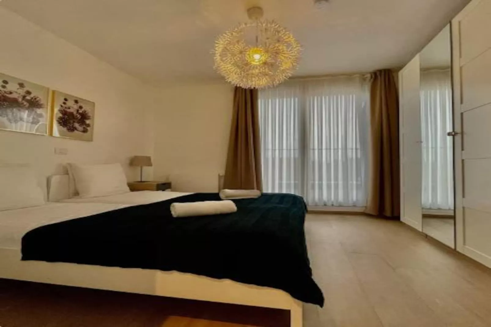 Modern 1BR Near Diamond District by OneLuxStay - Slaapkamer