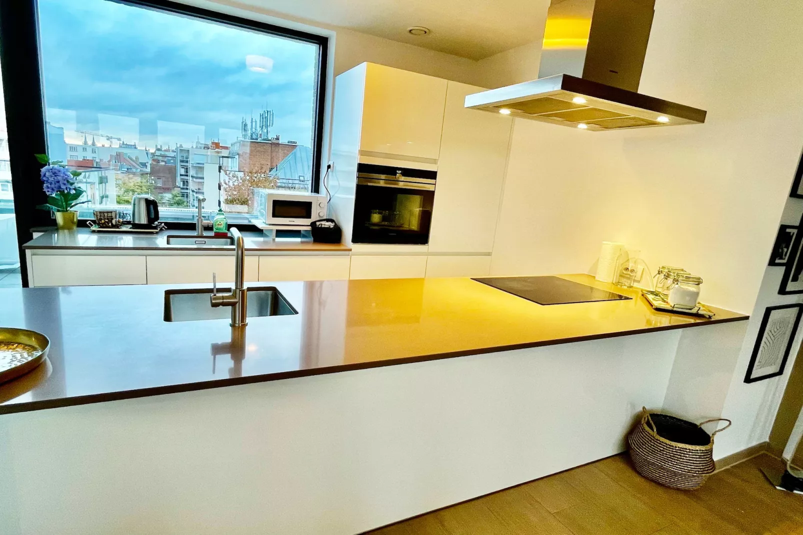 Modern 2BR Penthouse Near Diamond District by OneLuxStay - Keuken