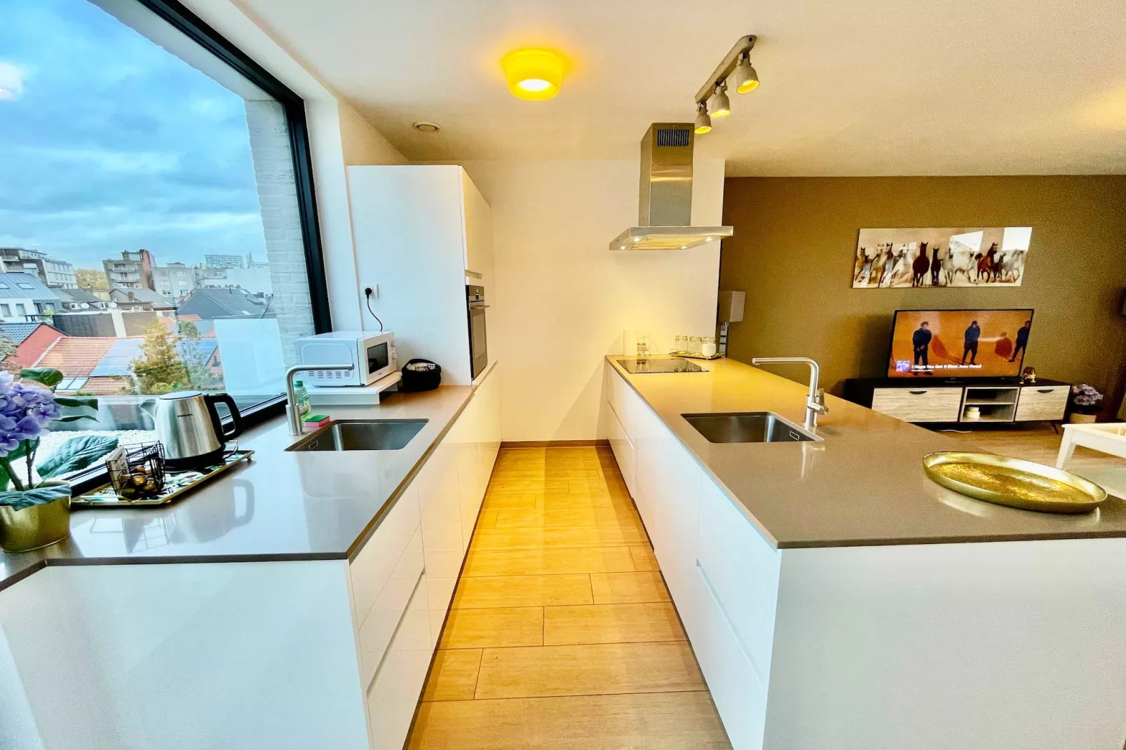 Modern 2BR Penthouse Near Diamond District by OneLuxStay - Keuken