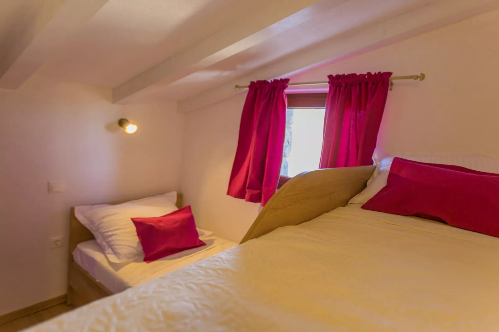 Rustic Villa Fragola with heated pool - Slaapkamer