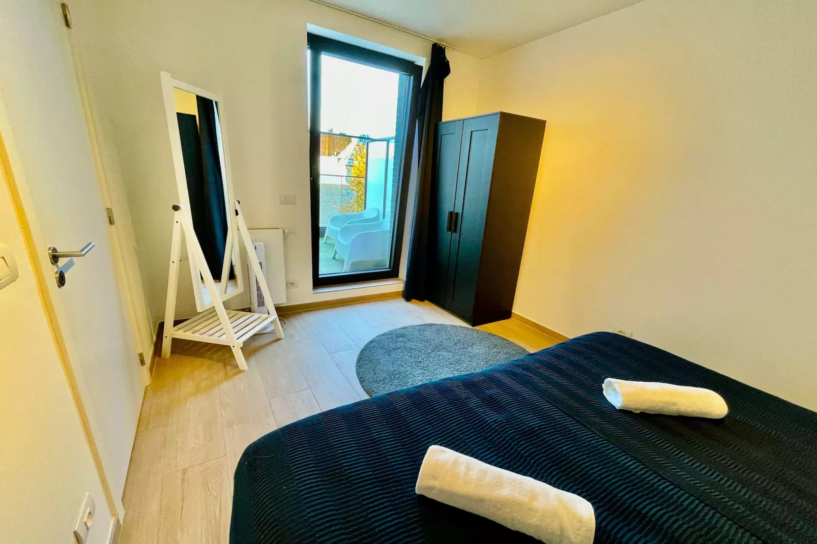 Modern 2BR 1/5 BA Near Diamond District by OneLuxStay - Slaapkamer