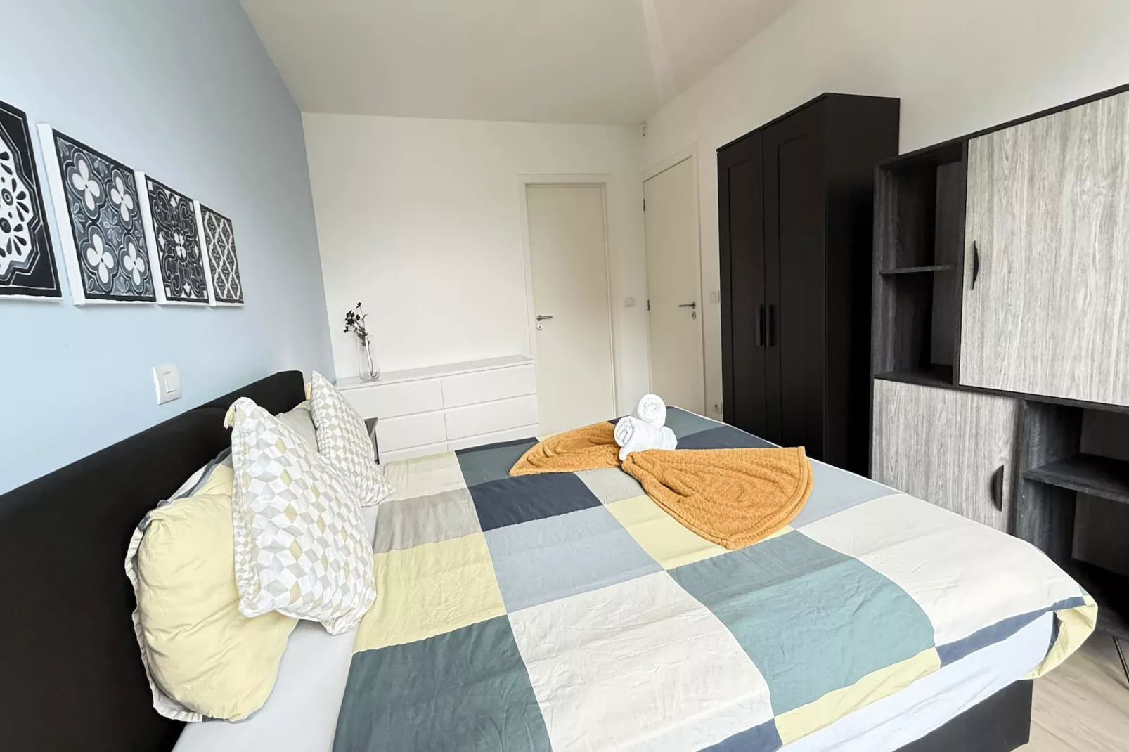 Spacious 3BR 25 BA Near Diamond District by OneLuxStay - Slaapkamer