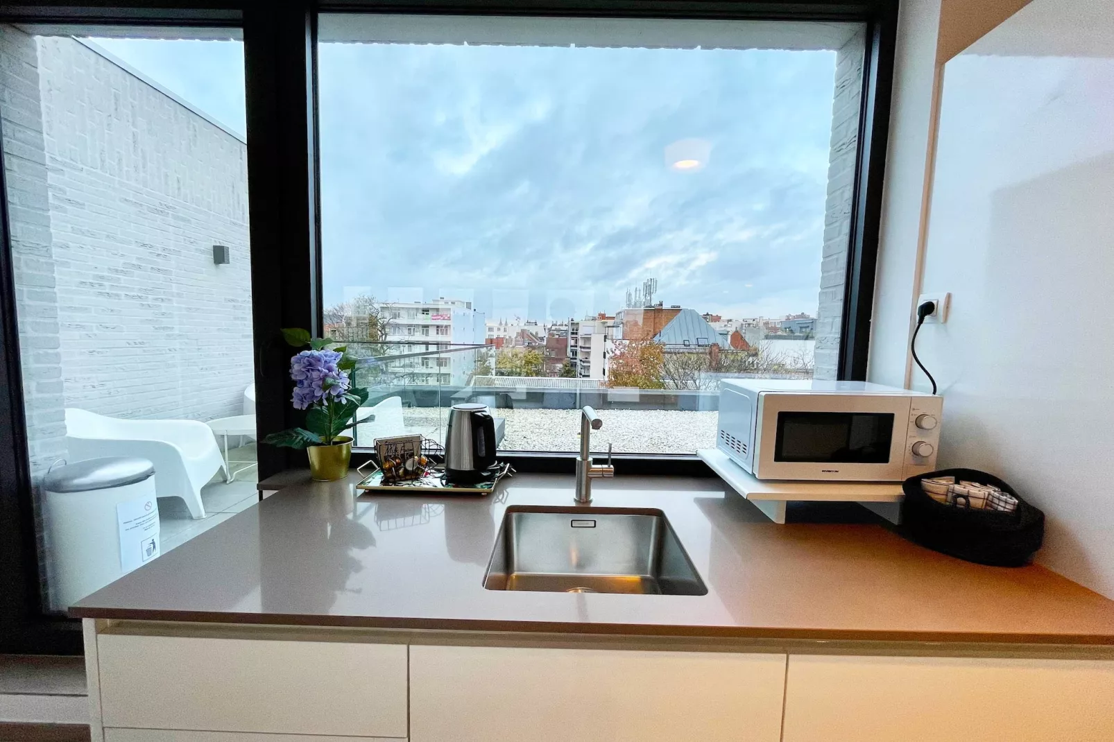 Modern 2BR Penthouse Near Diamond District by OneLuxStay - Keuken