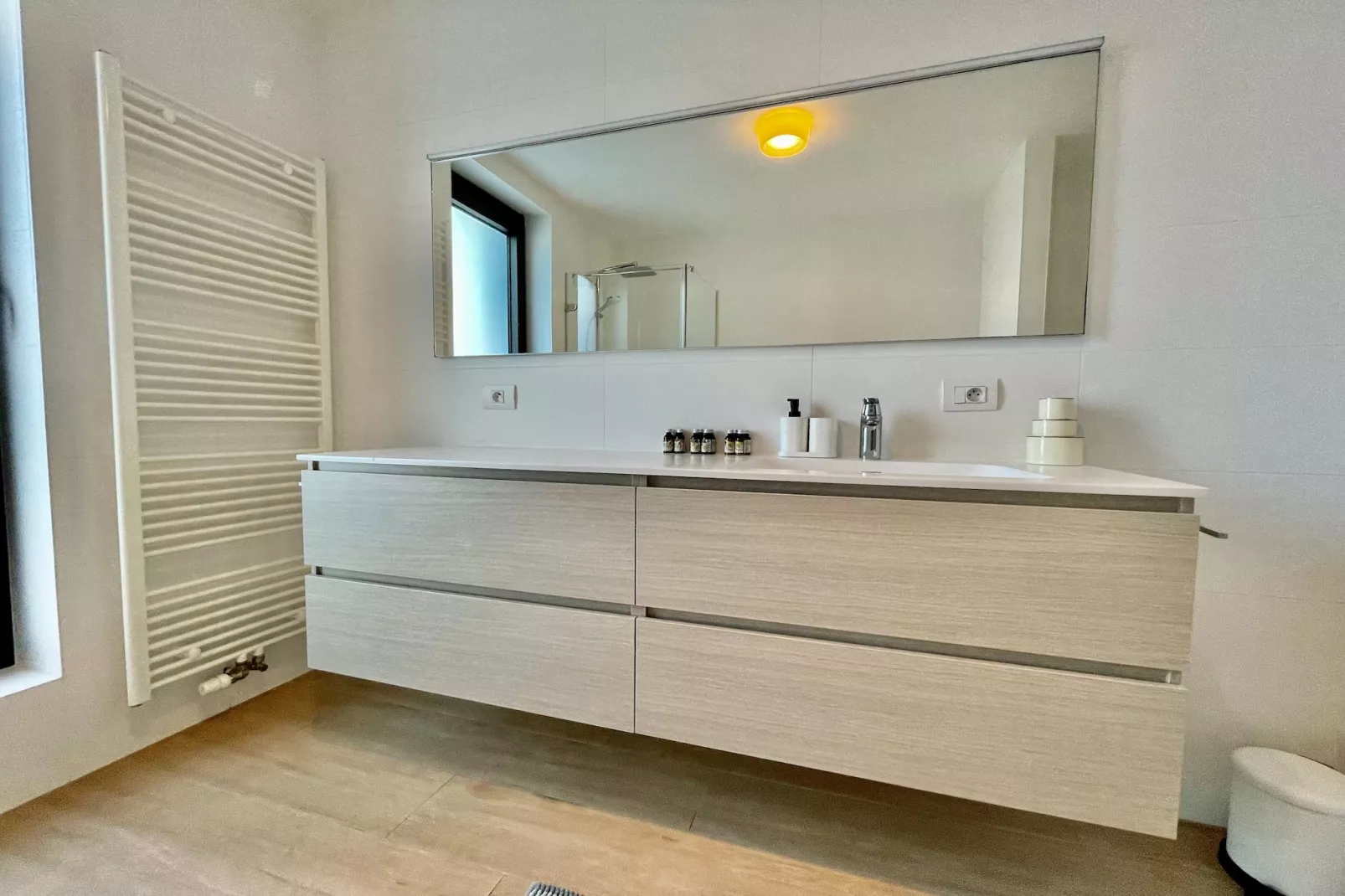 Modern 2BR 1/5 BA Near Diamond District by OneLuxStay - Badkamer