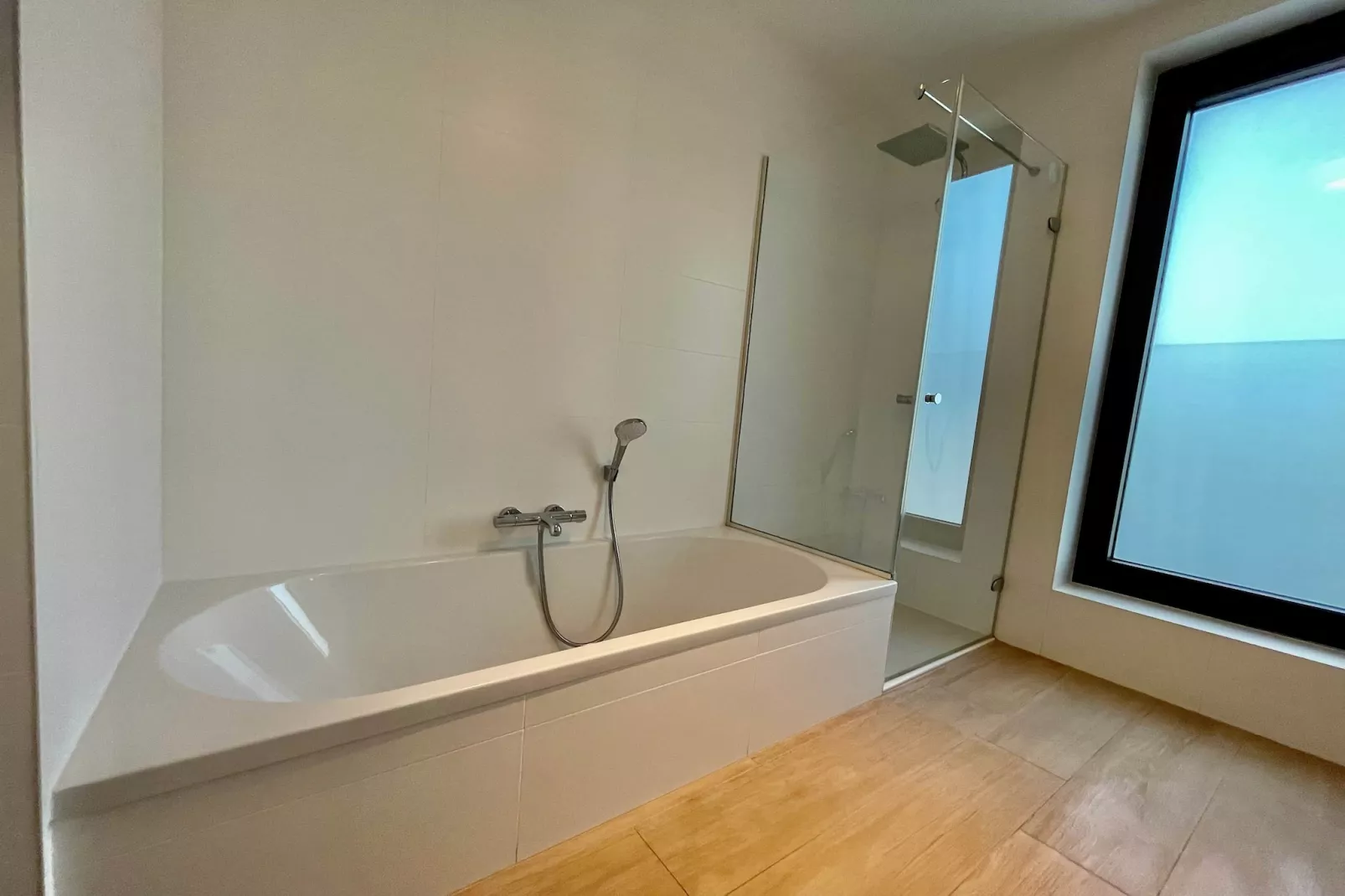 Modern 2BR 1/5 BA Near Diamond District by OneLuxStay - Badkamer