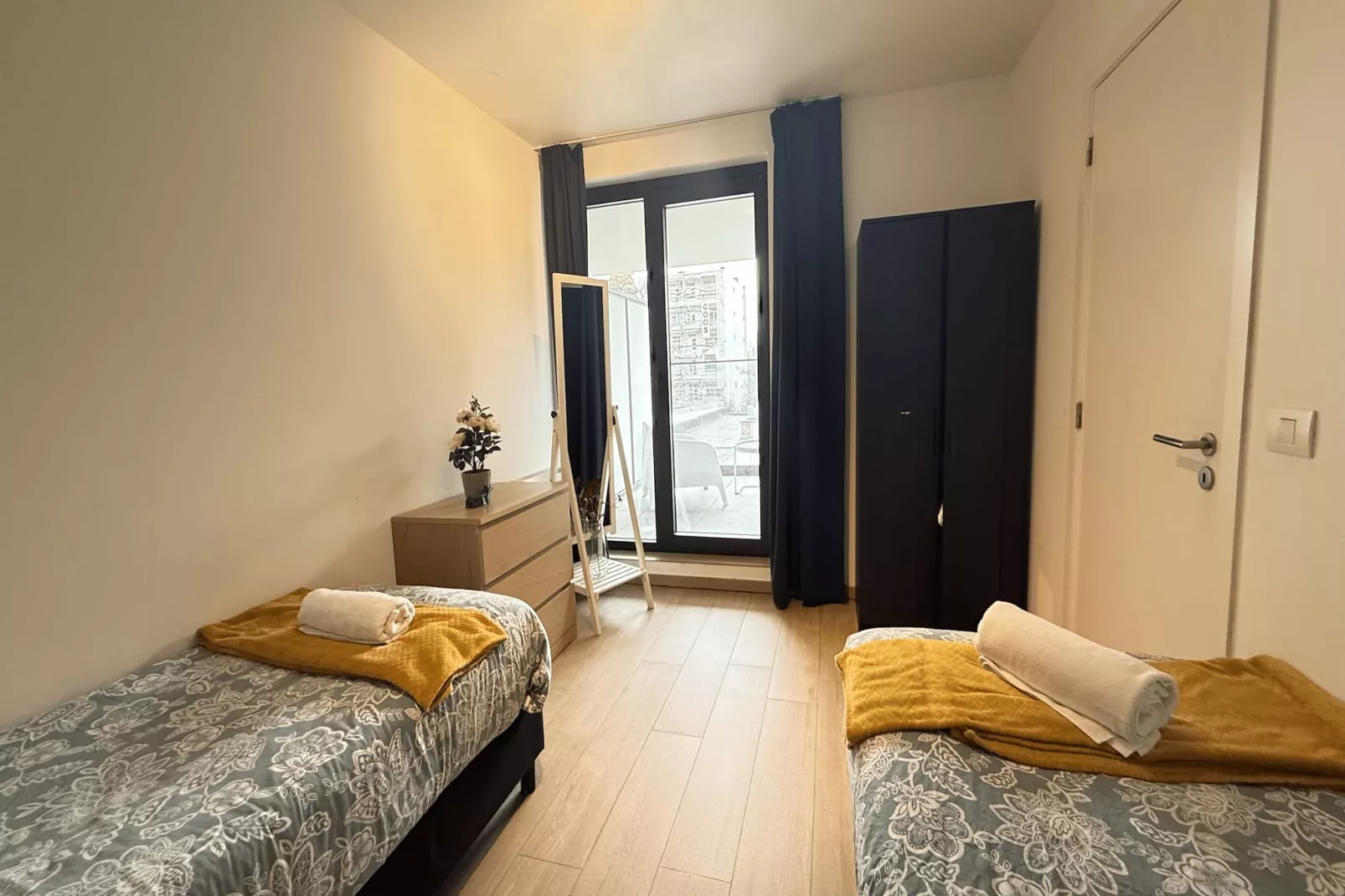 Spacious 3BR 25 BA Near Diamond District by OneLuxStay - Slaapkamer