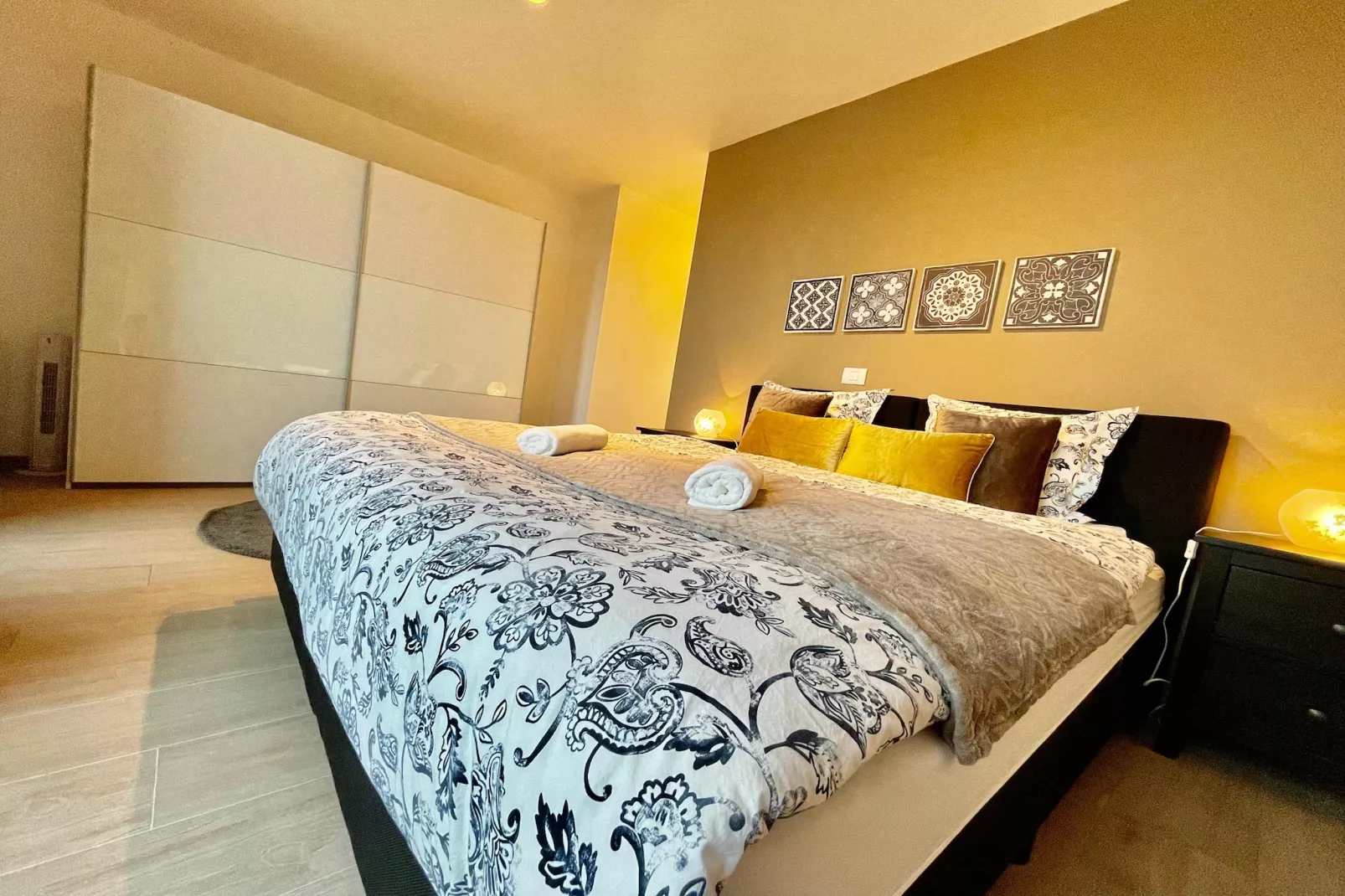 Modern 2BR Penthouse Near Diamond District by OneLuxStay - Slaapkamer