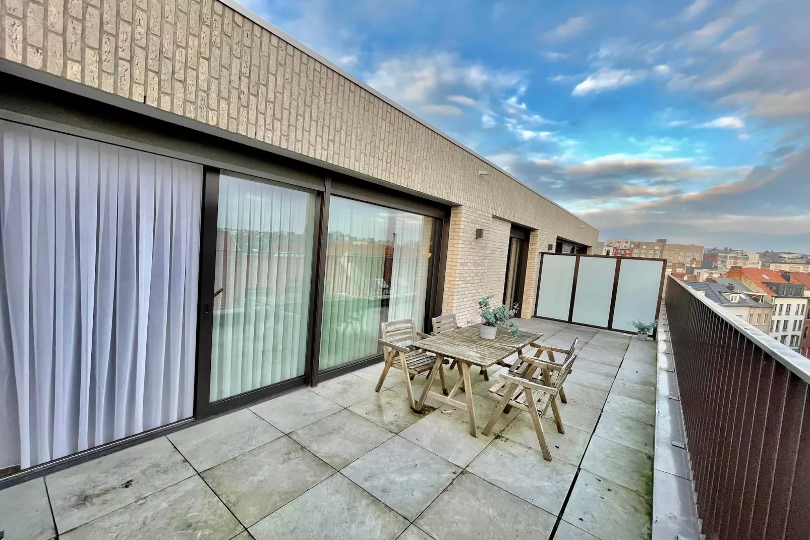 Modern 1BR Near Diamond District by OneLuxStay - Terrasbalkon