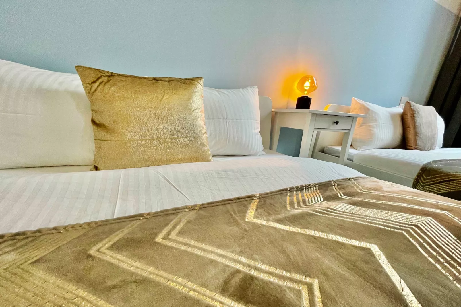 Luxury 2BR 1BA Near Fashion District by OneLuxStay - Slaapkamer