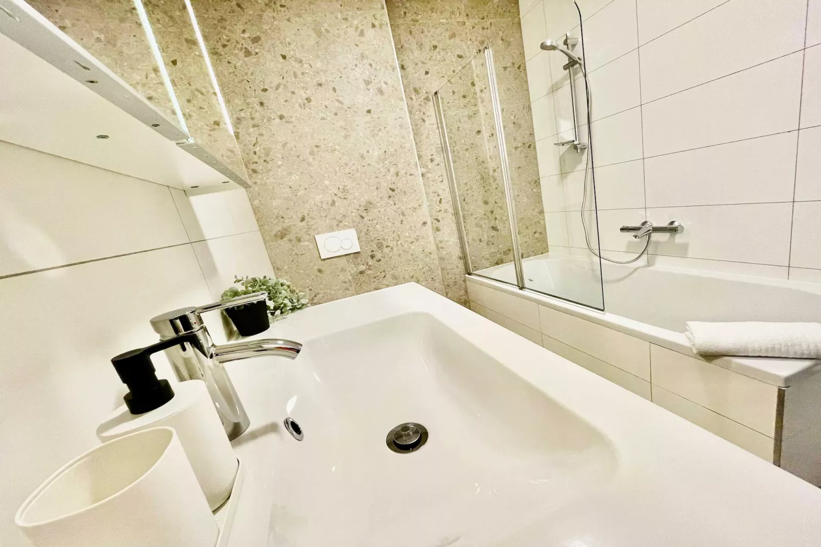 Luxury 2BR 1BA Near Fashion District by OneLuxStay - Badkamer