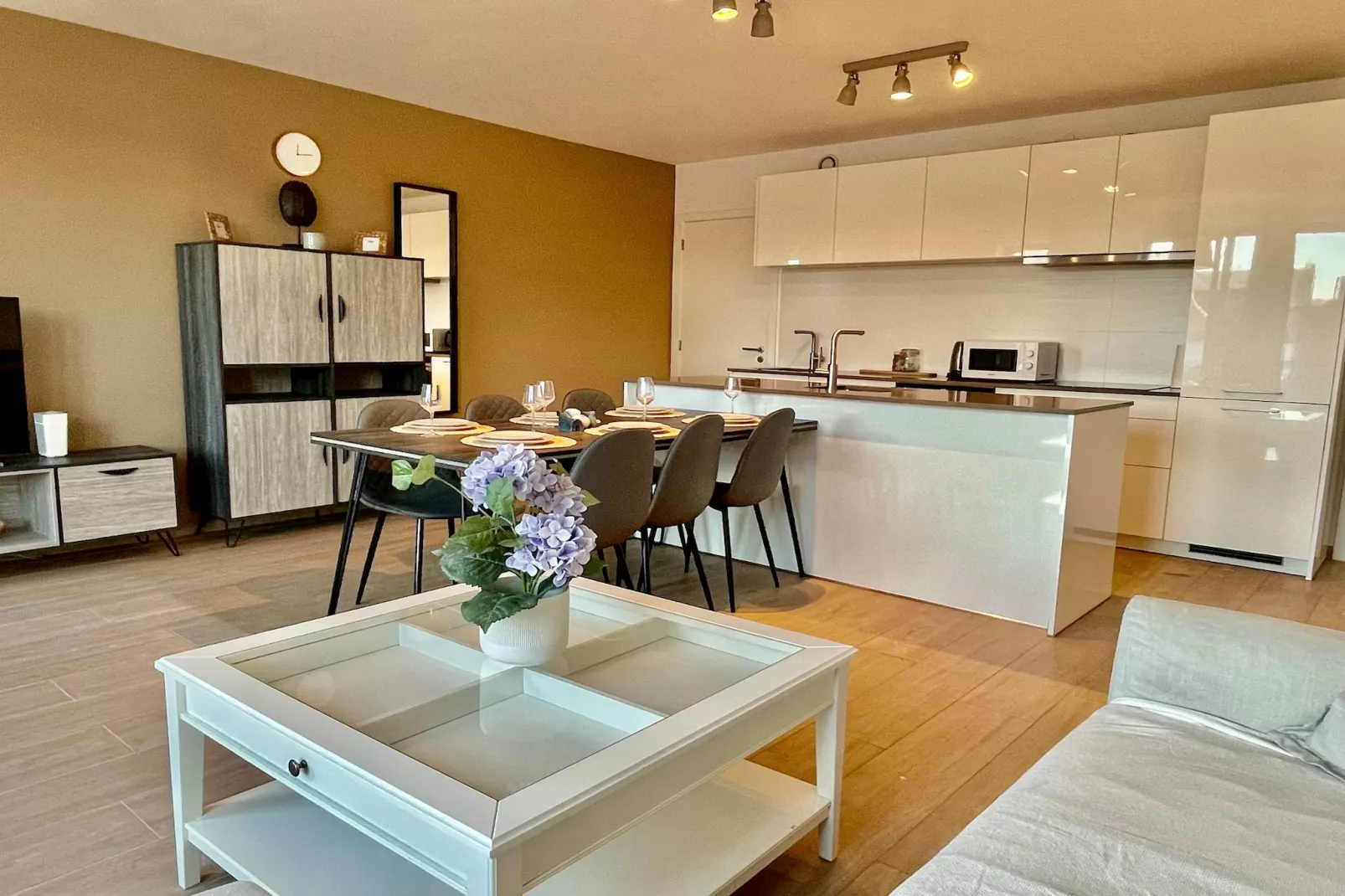 Modern 2BR 1/5 BA Near Diamond District by OneLuxStay - Sfeer