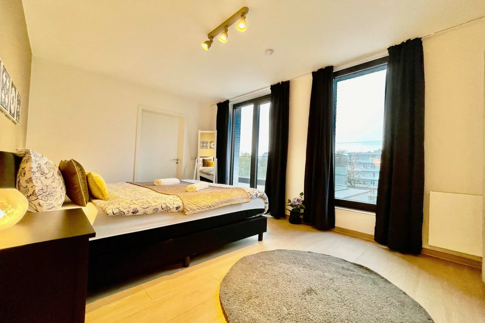 Modern 2BR Penthouse Near Diamond District by OneLuxStay - Slaapkamer