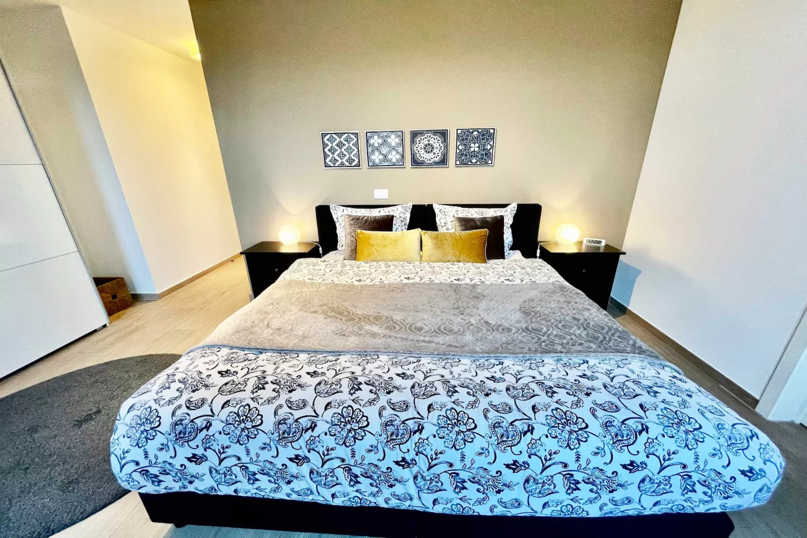 Modern 2BR Penthouse Near Diamond District by OneLuxStay - Slaapkamer