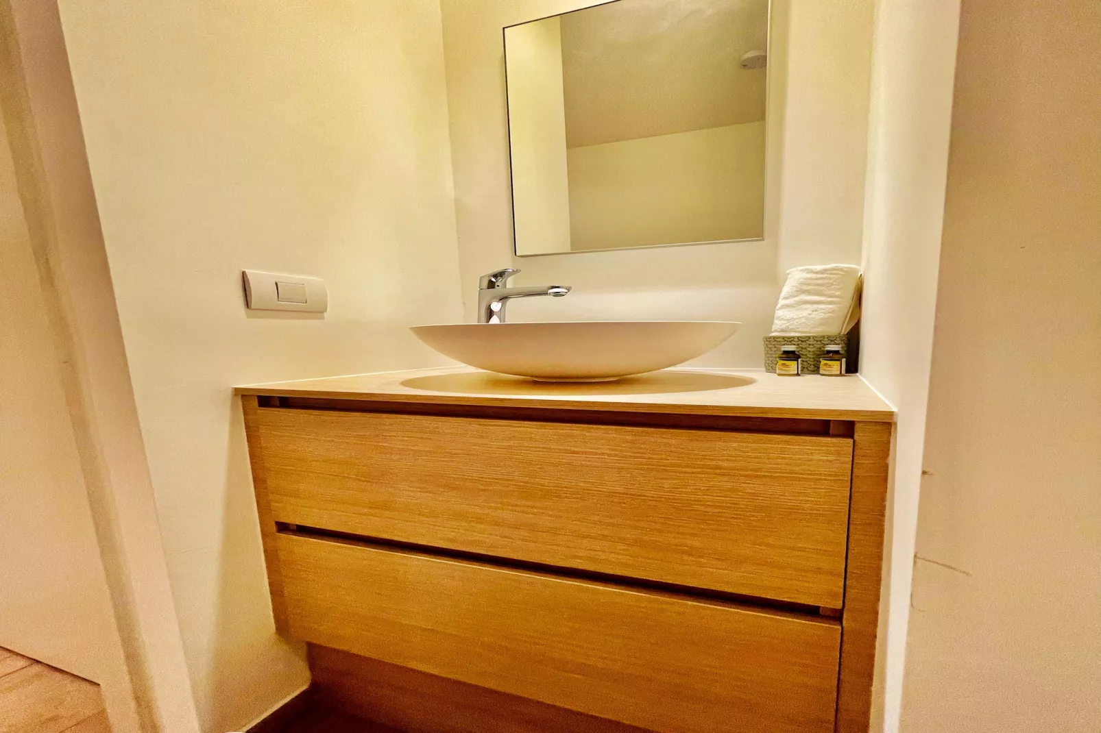 Modern 2BR Penthouse Near Diamond District by OneLuxStay - Badkamer