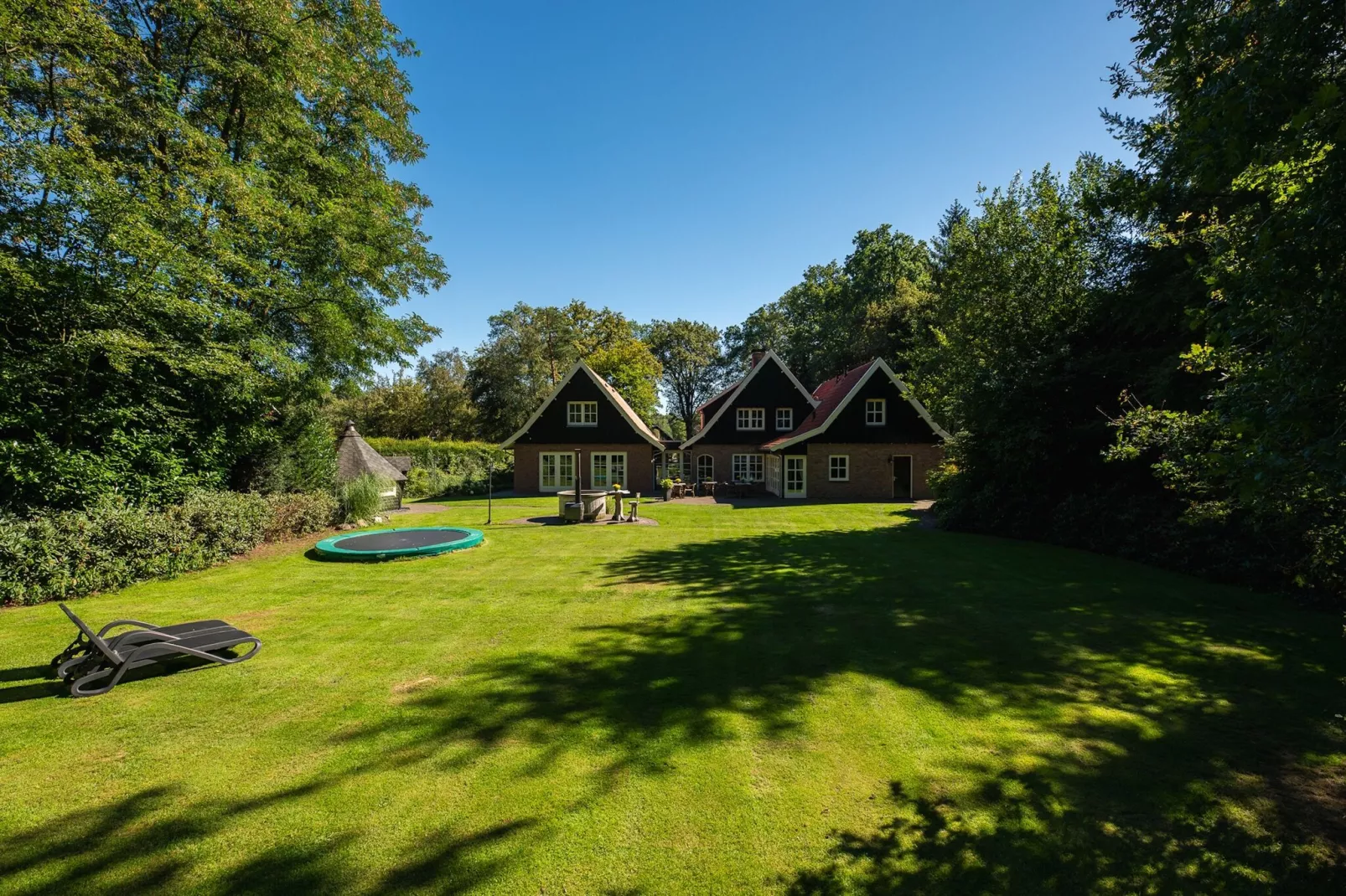 Het Landhuis-Buitenkant zomer