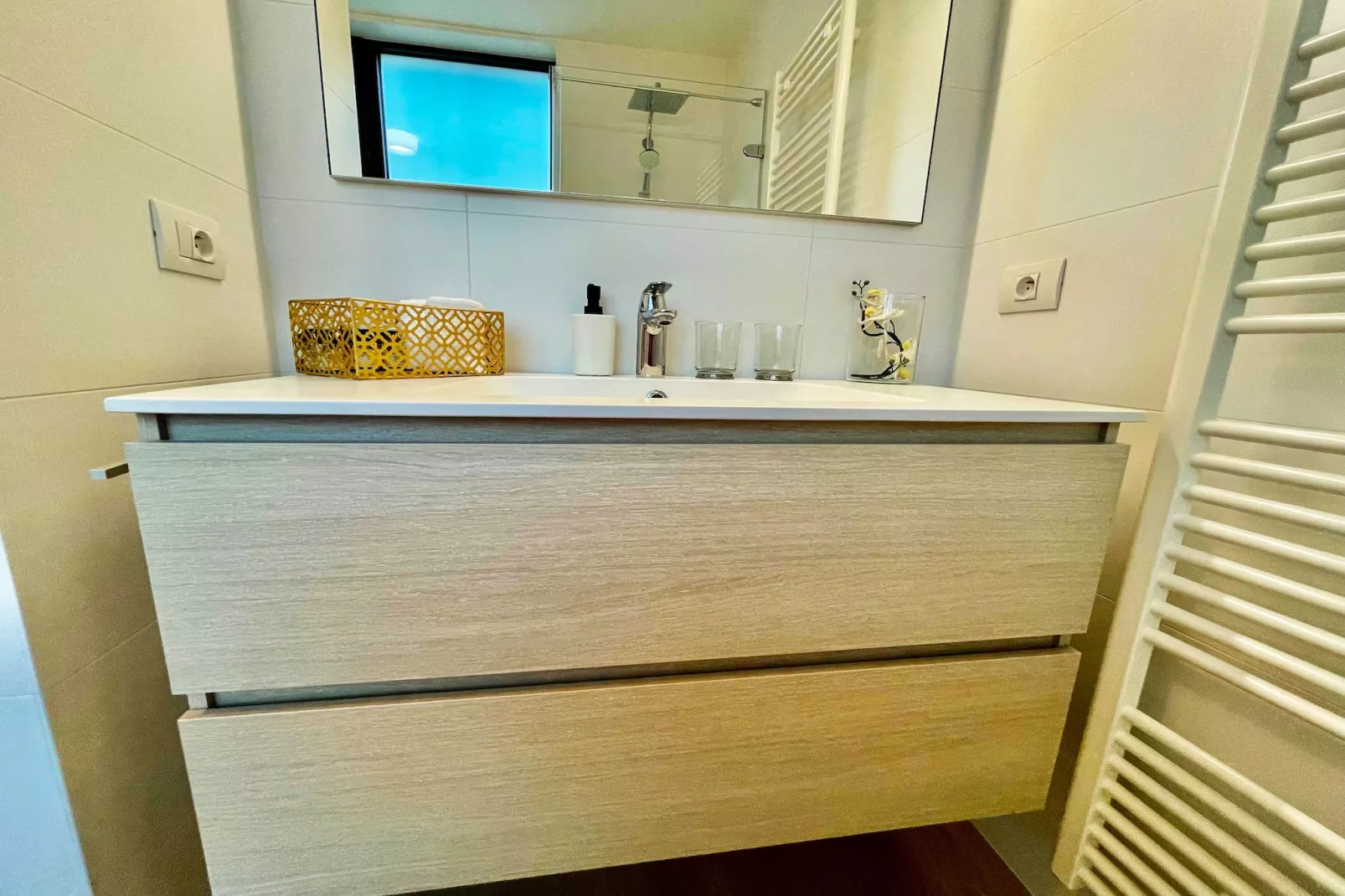 Modern 2BR Penthouse Near Diamond District by OneLuxStay - Badkamer