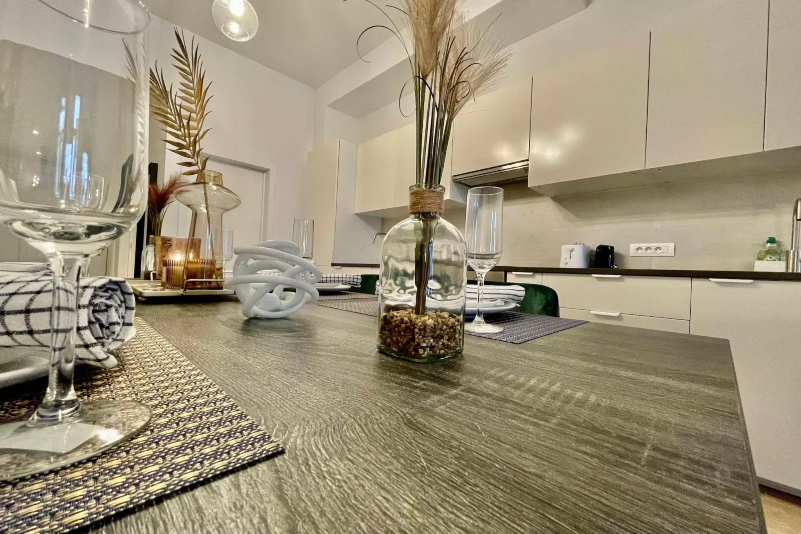 Luxury 2BR 2BA Near Fashion District by OneLuxStay - Eetkamer